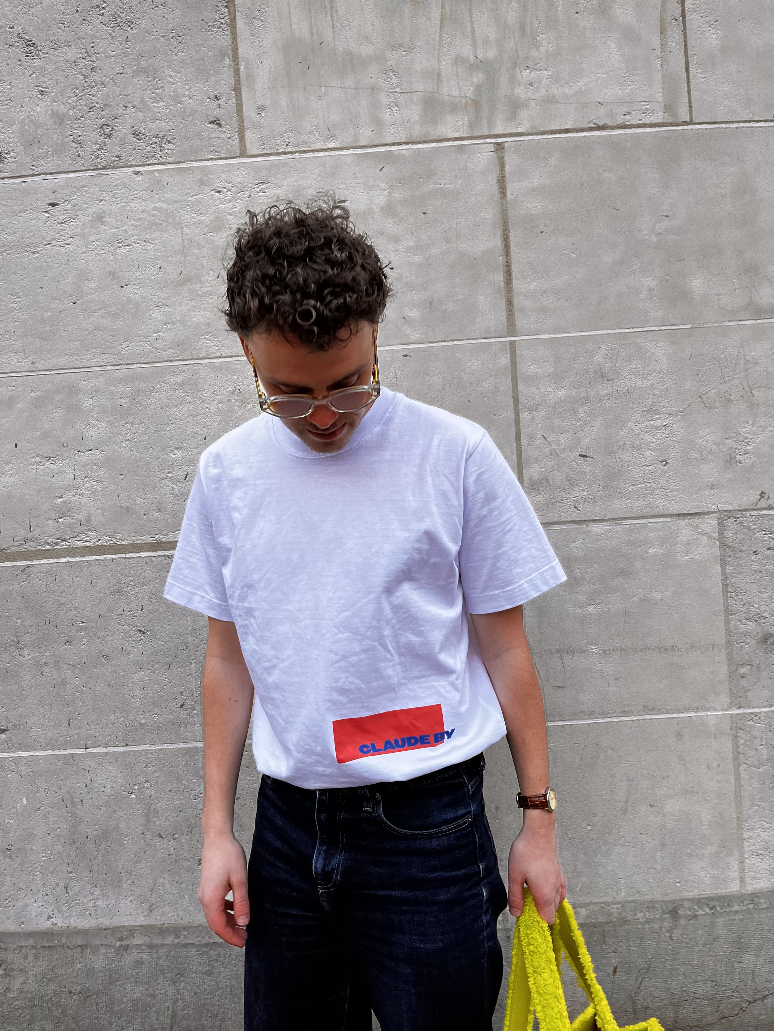 Détail du t-shirt Claude by Claude ‘Claude au carré’ en coton biologique épais