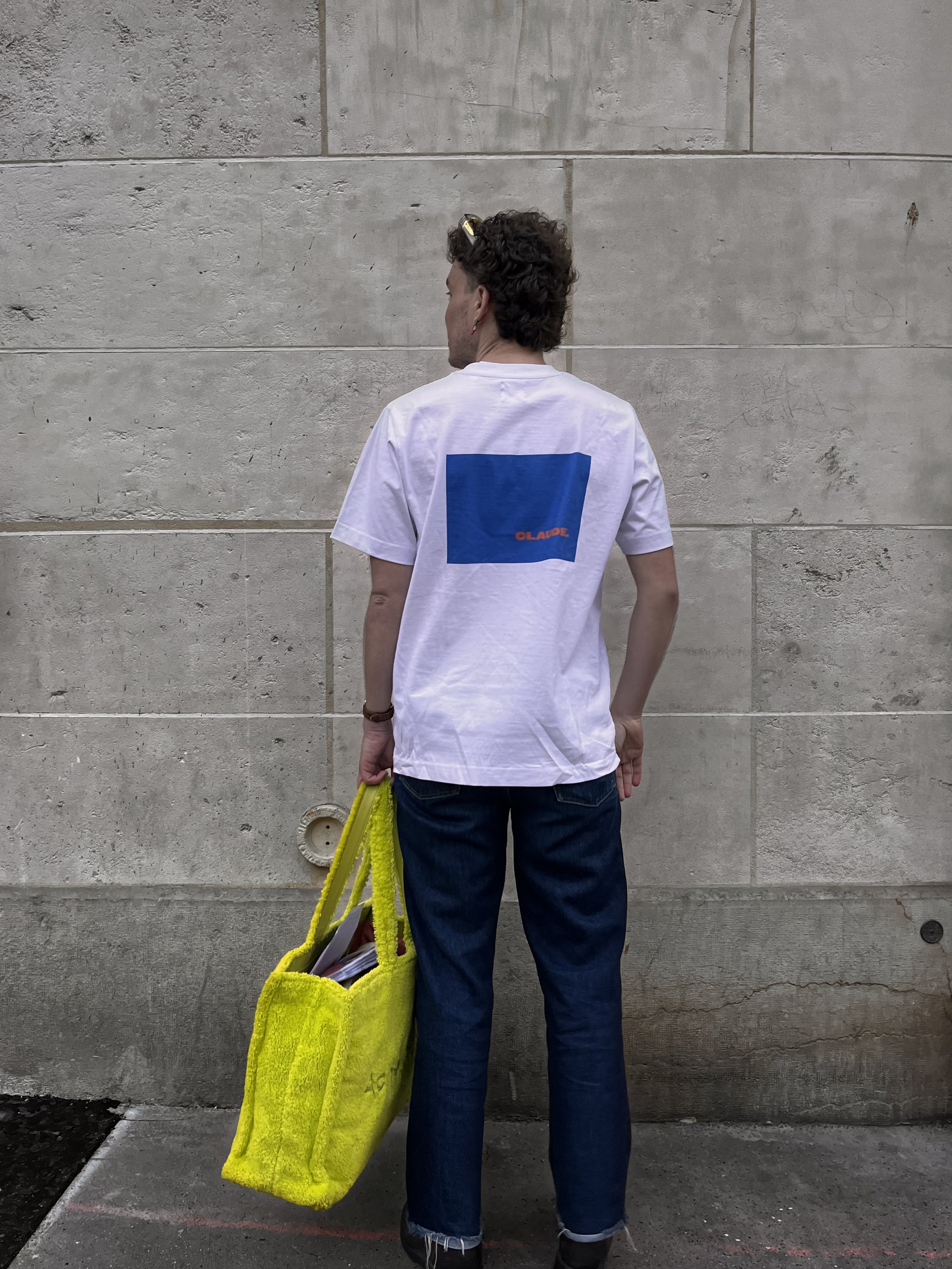 Mannequin de dos portant un t-shirt Claude by Claude dans une rue parisienne