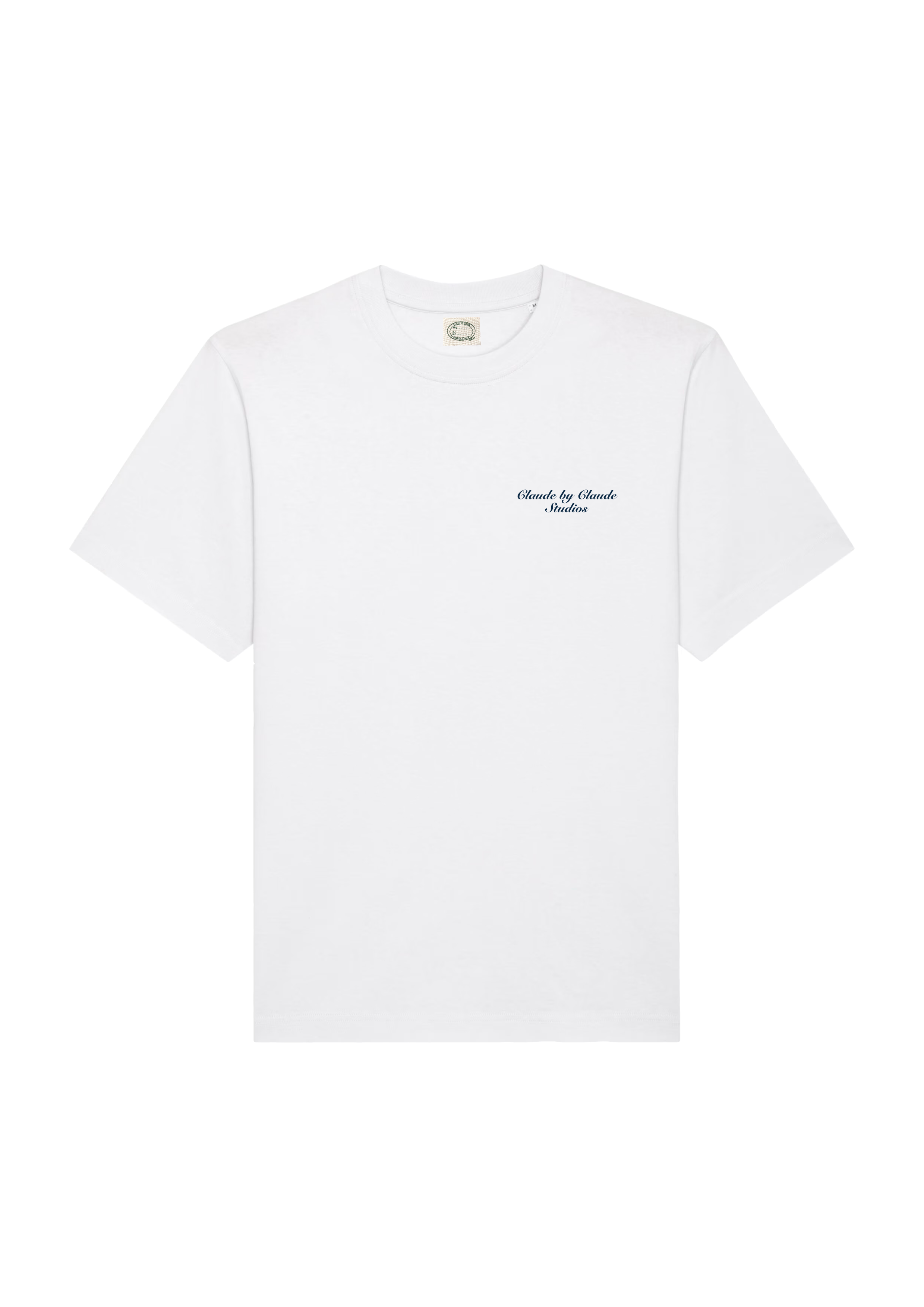 Image à plat d’un t-shirt blanc avec l’inscription bleue marine CLAUDE BY CLAUDE STUDIOS au niveau du coeur.