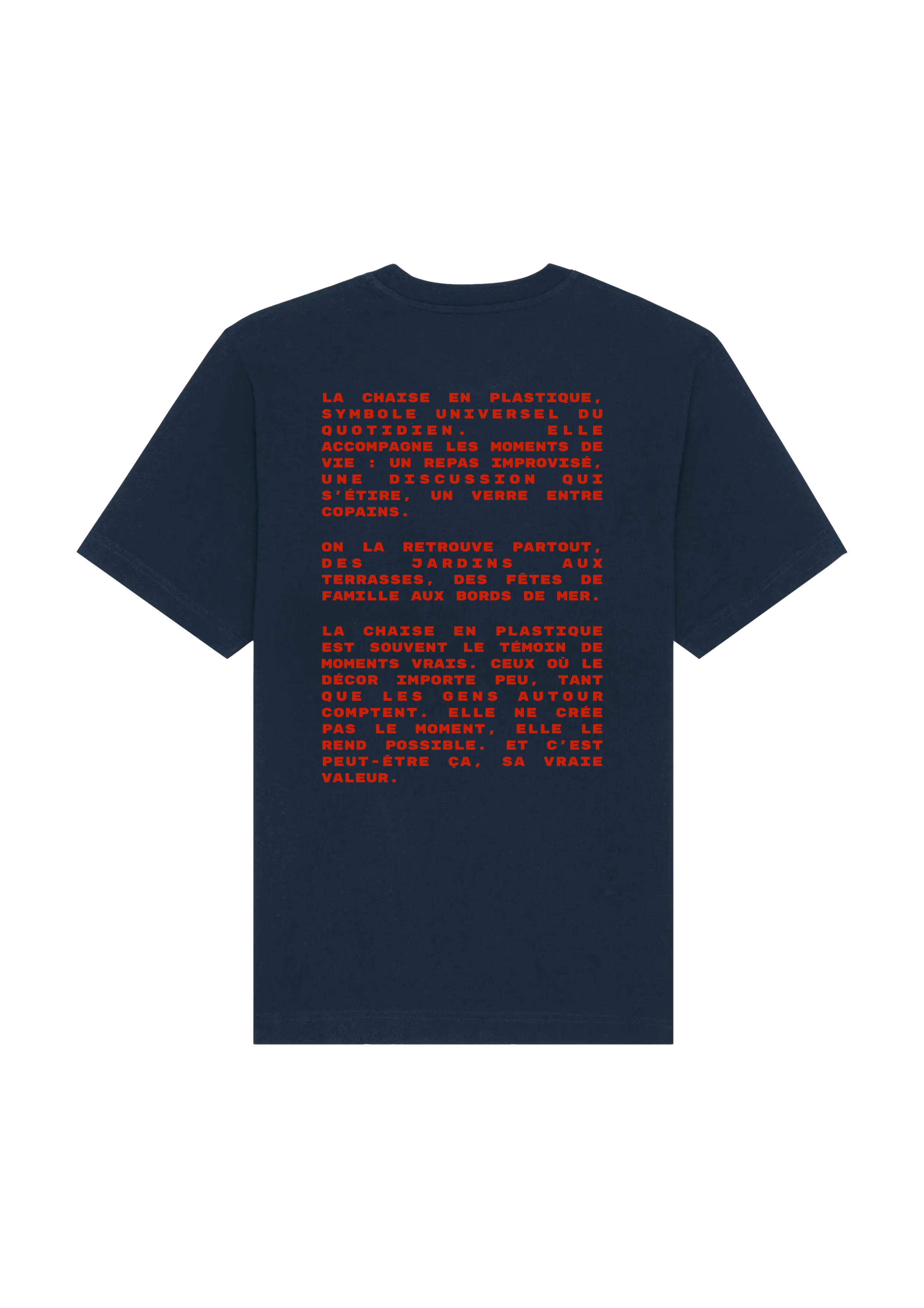 Mock up du dos d’un t-shirt premium bleu marine avec texte rouge