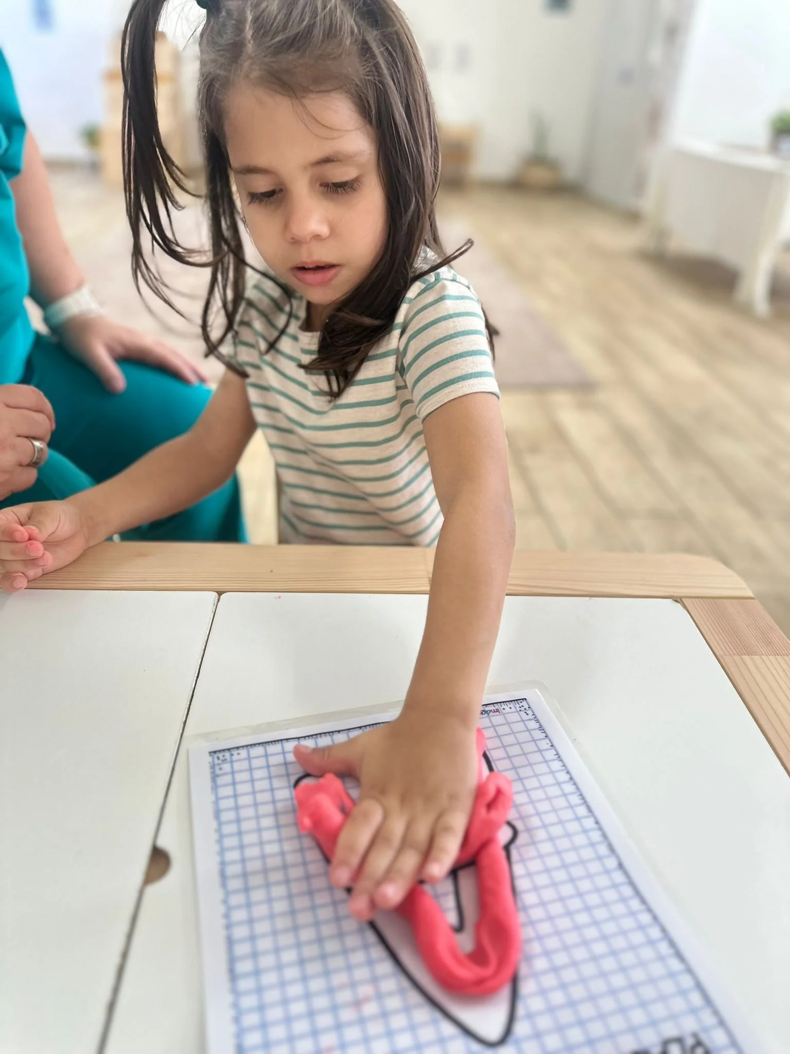 niña moldeando plastilina