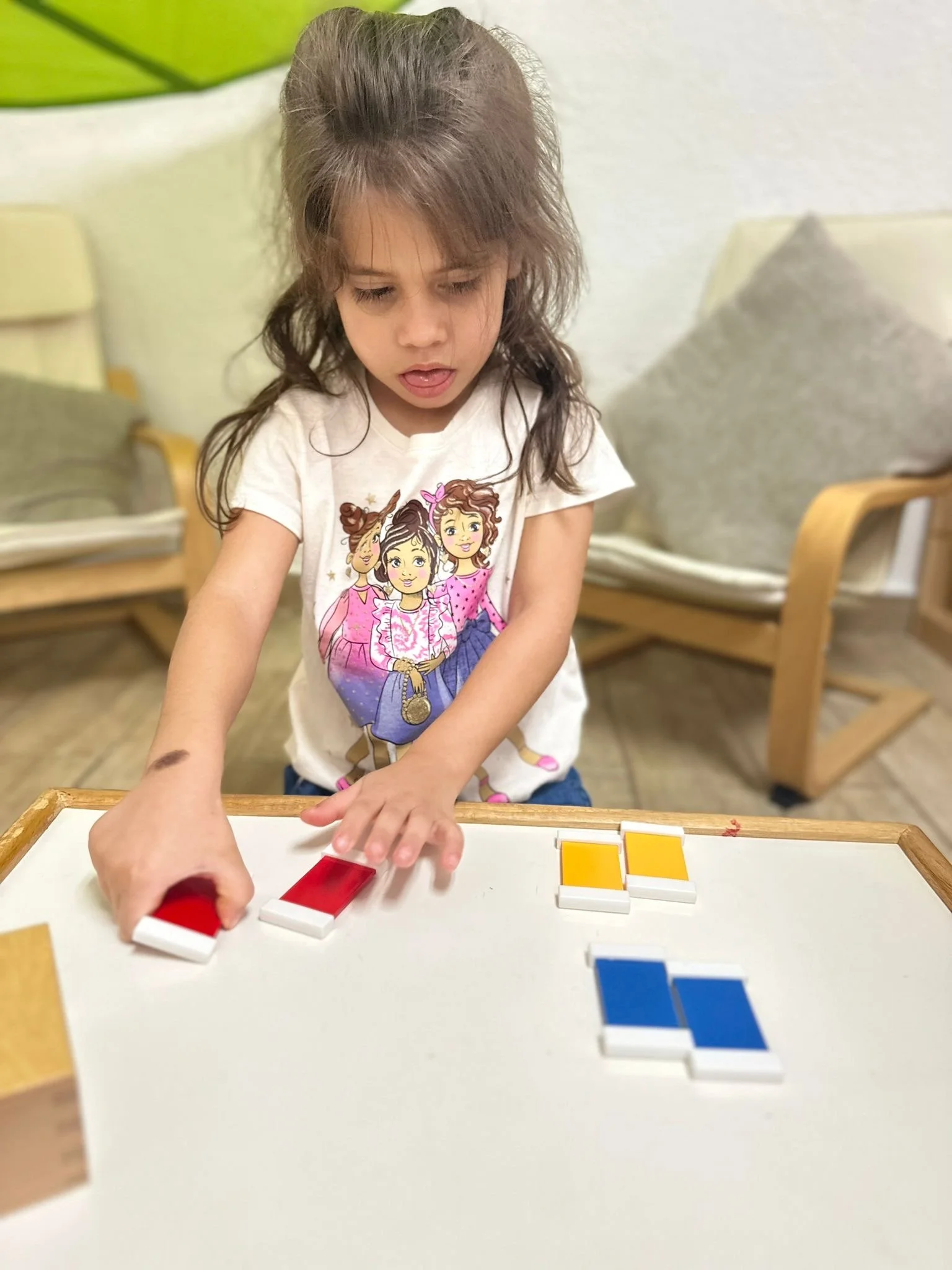 niña apilando bloques