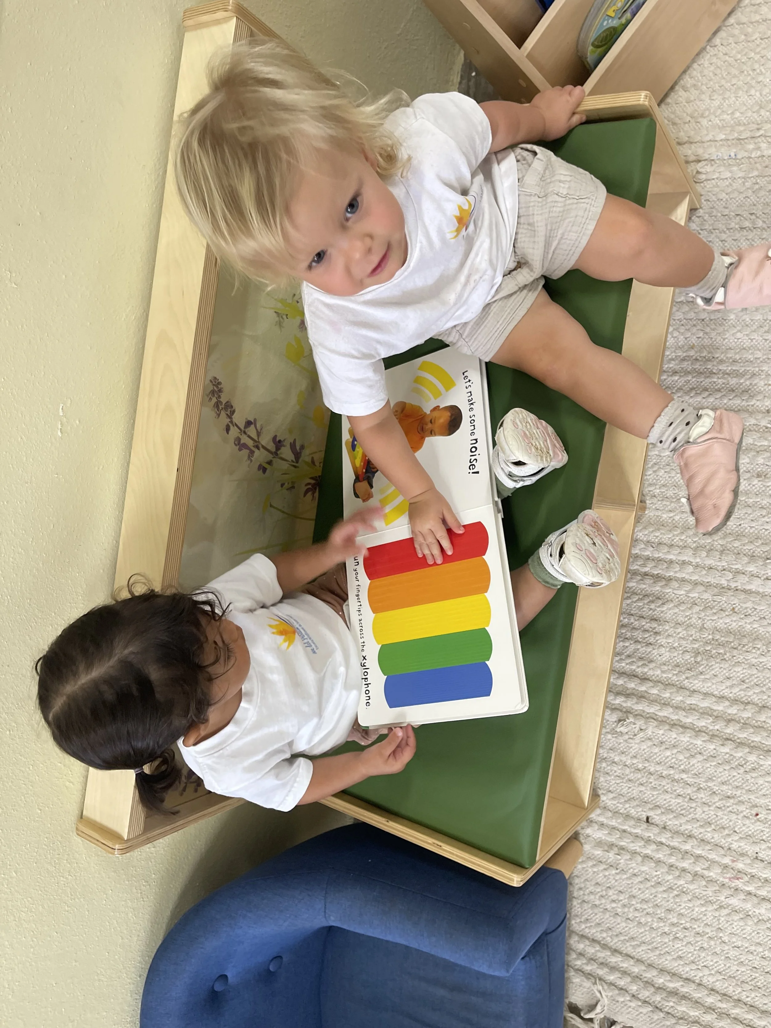 niños con un libro de colores