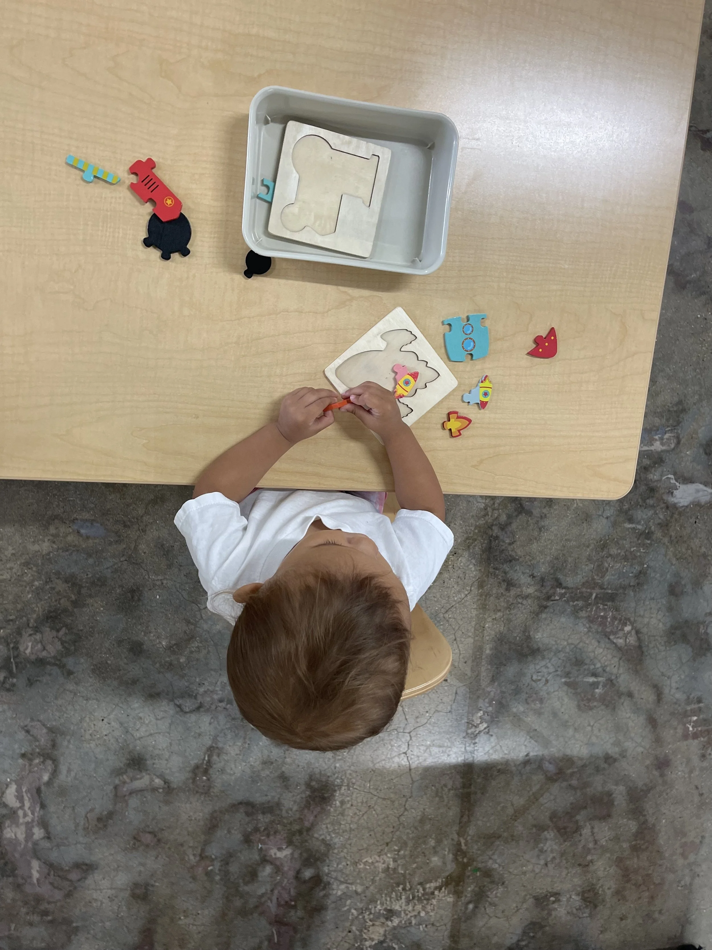 niño con un papel y colores