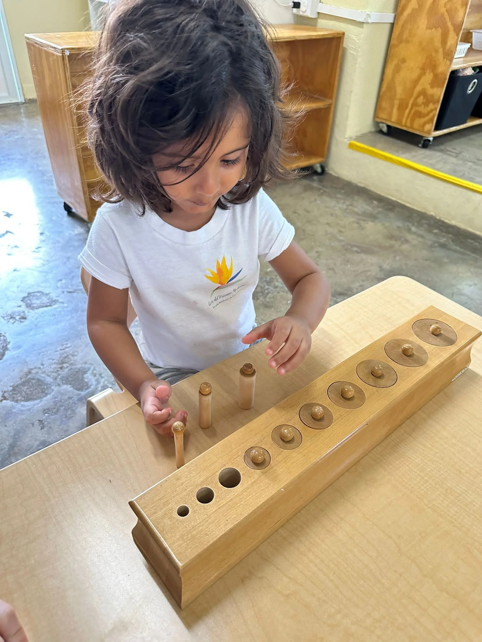 niña con bloques de madera