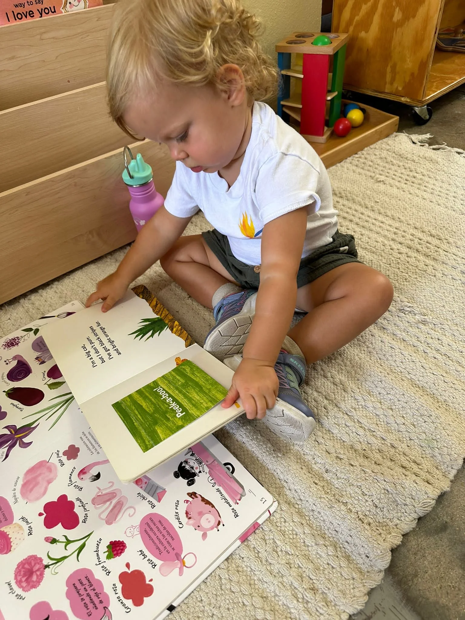 niña con un libro