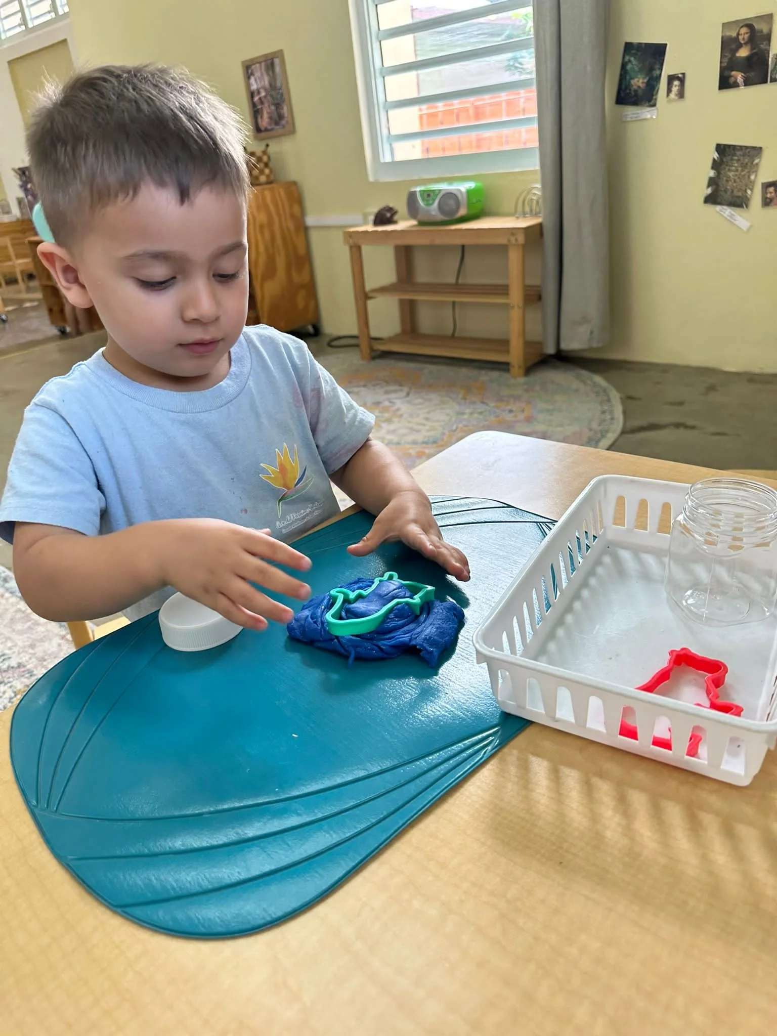 niño con un juguete