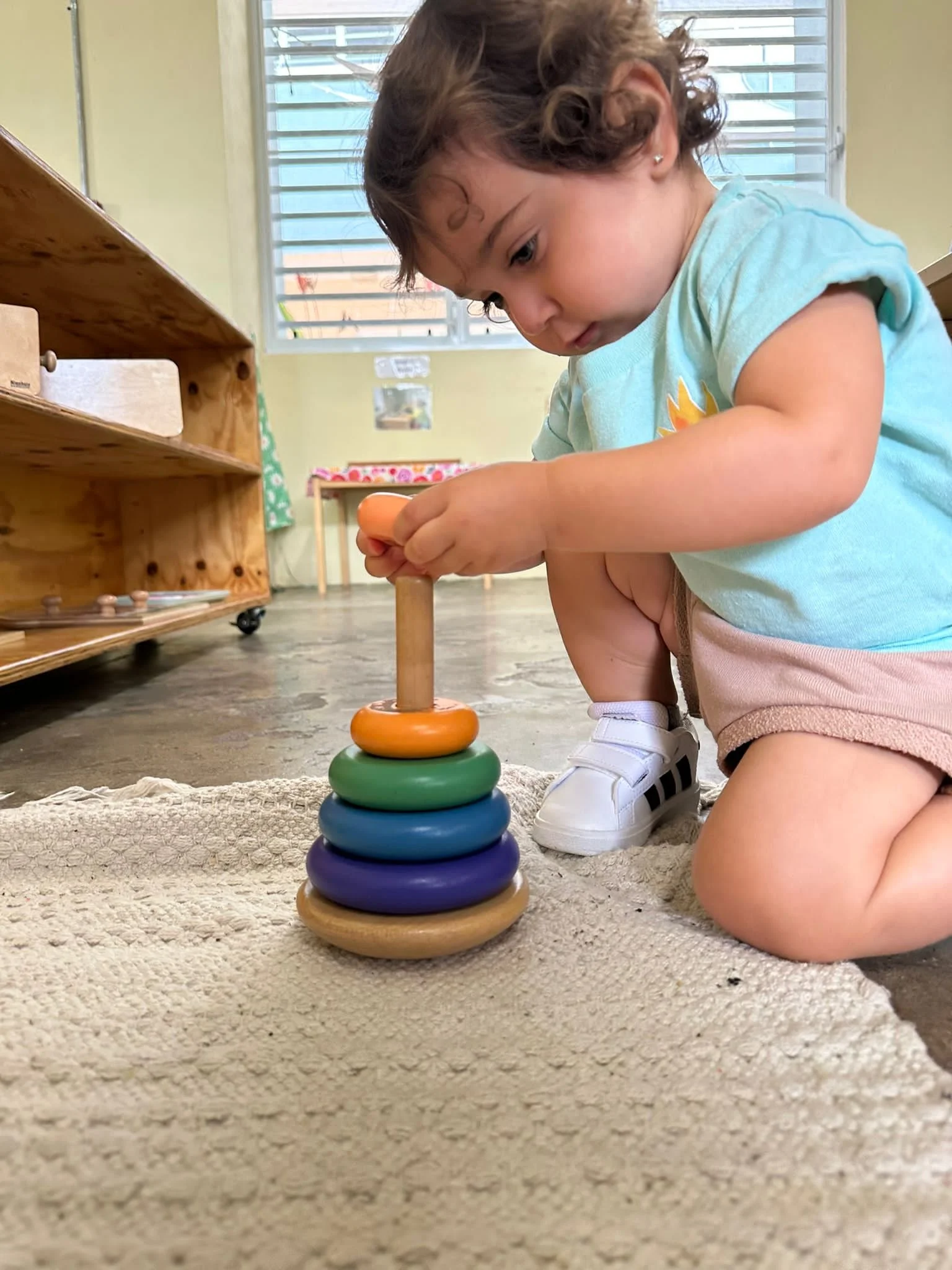 niña apilando bloques