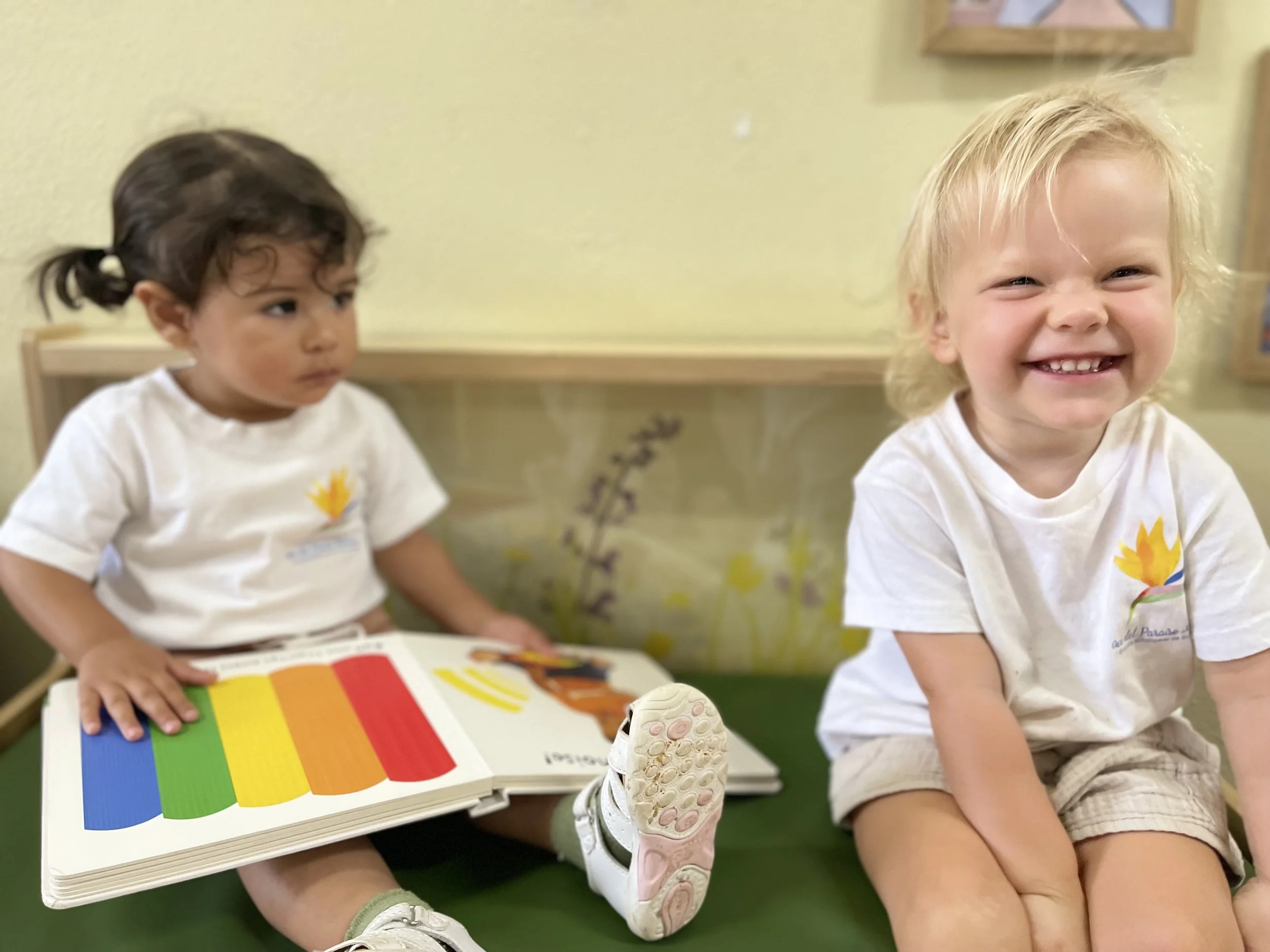 niños con un libro de colores