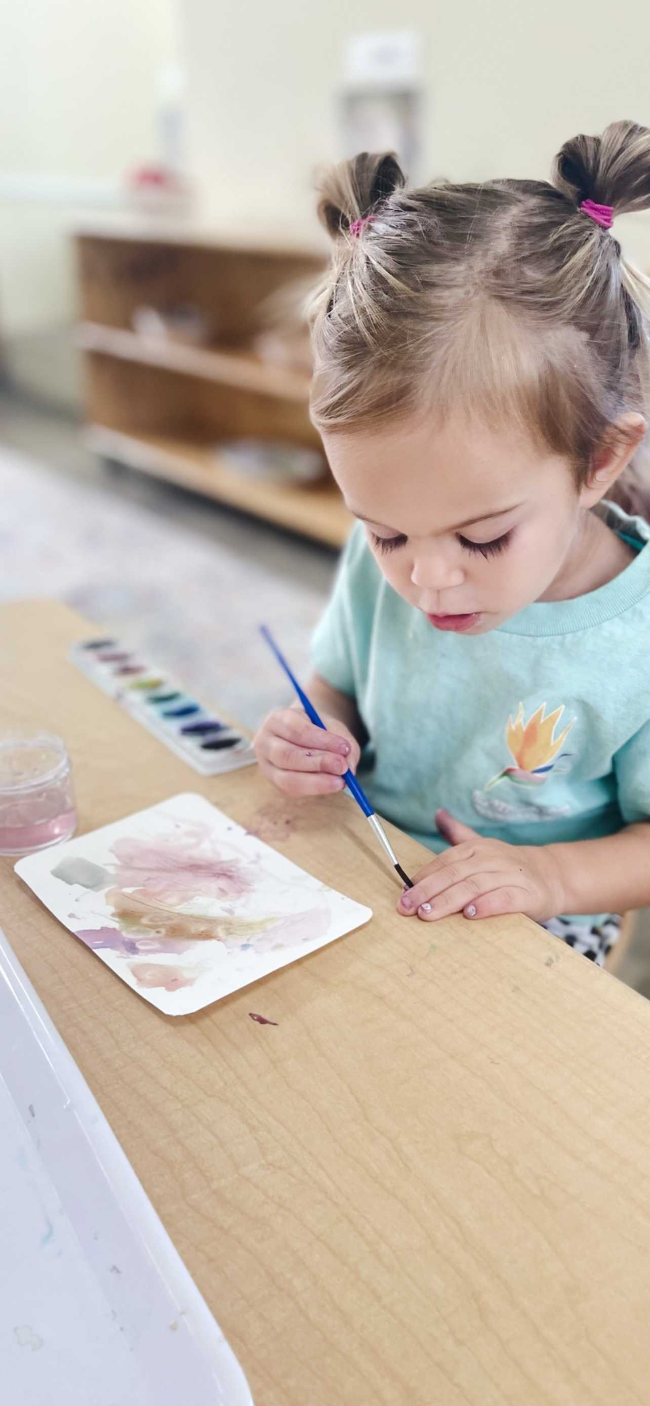 niña pintando con acuarelas