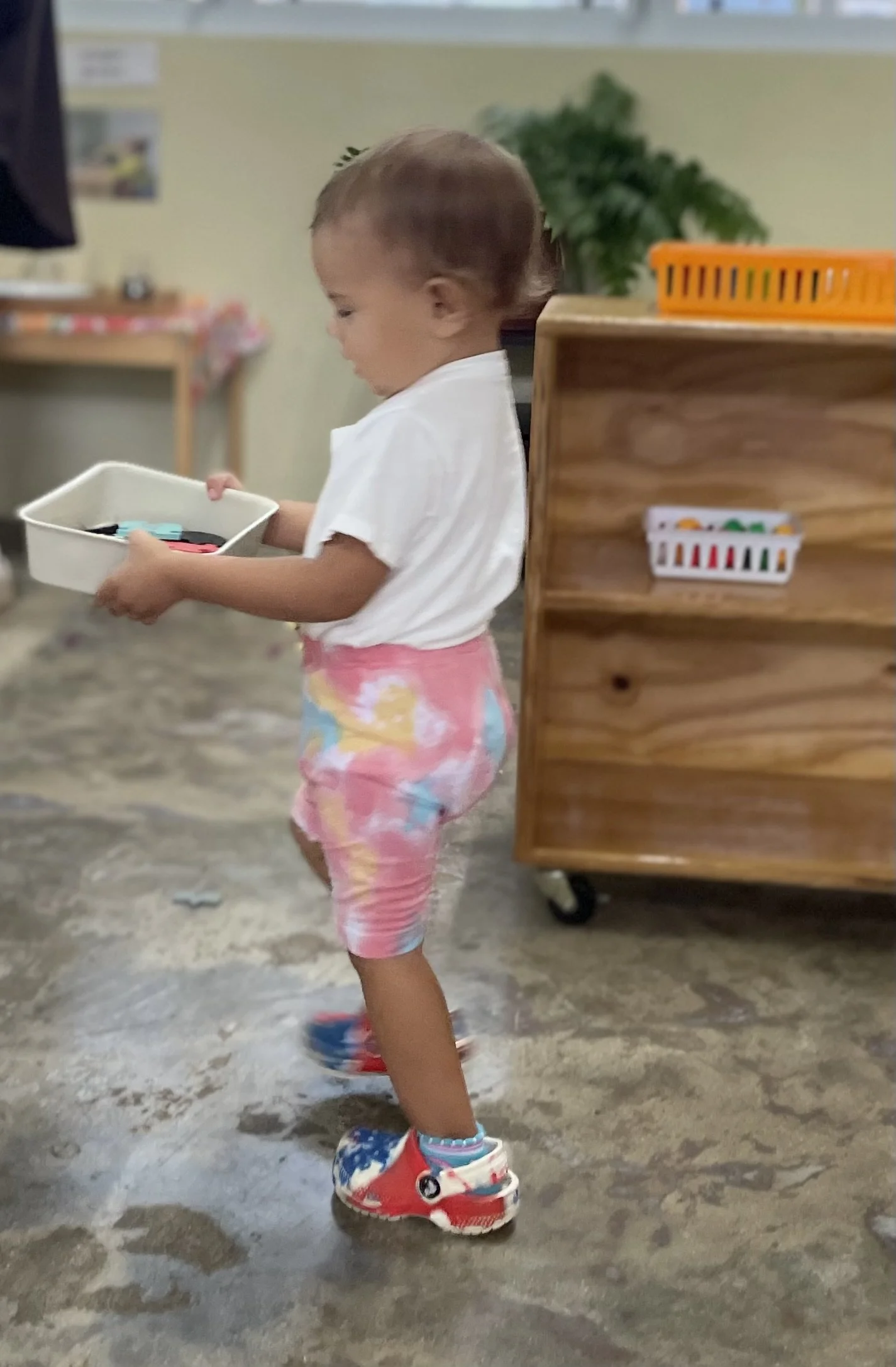 niño con una caja con bloques