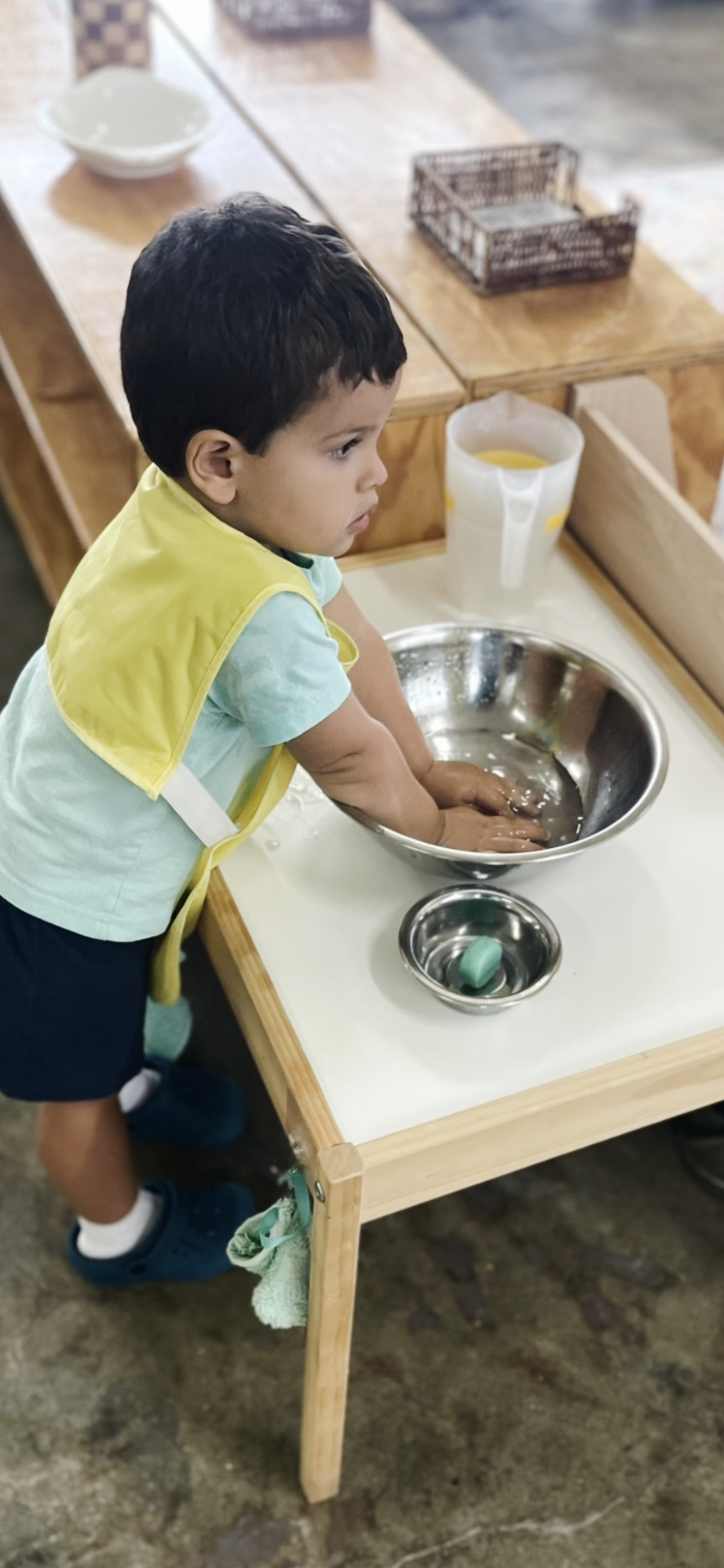 niño con las manos en un plato