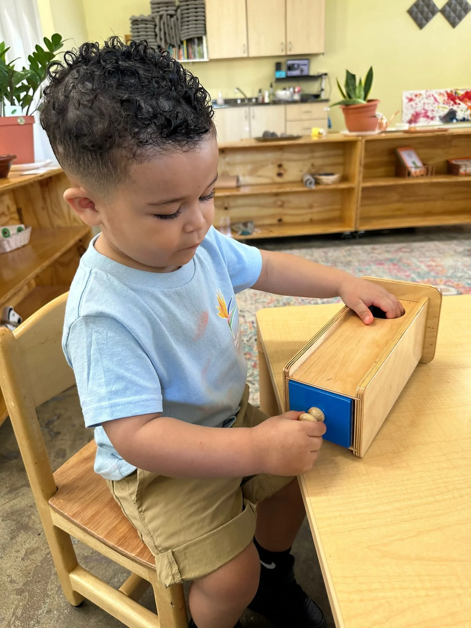 niño abriendo una caja
