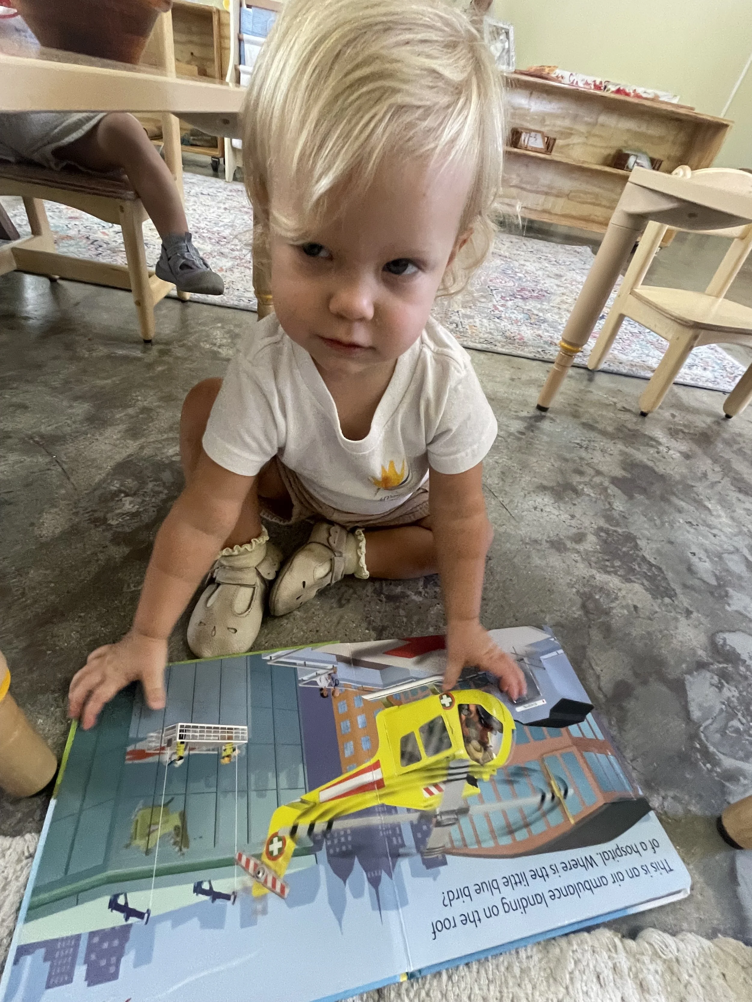niño con un libro