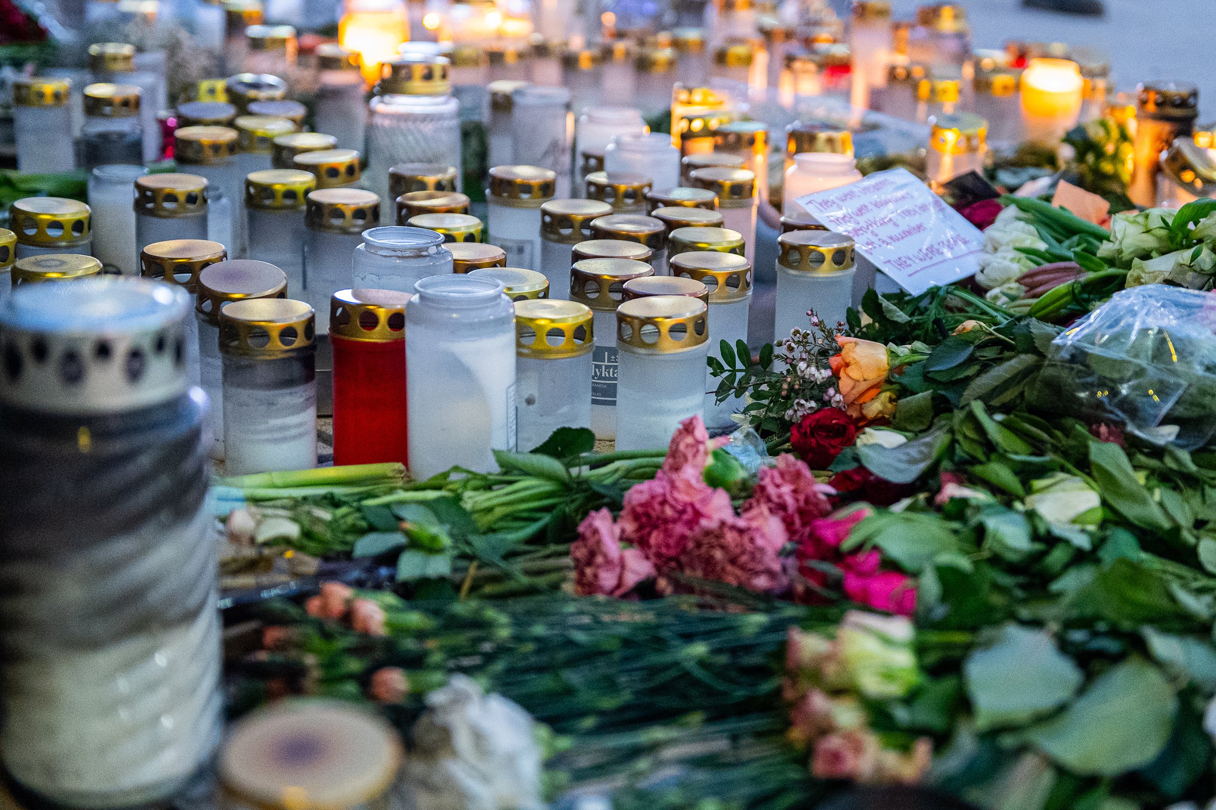 Minnesplats efter våldsdådet i Örebro, Sergels Torg 20250211