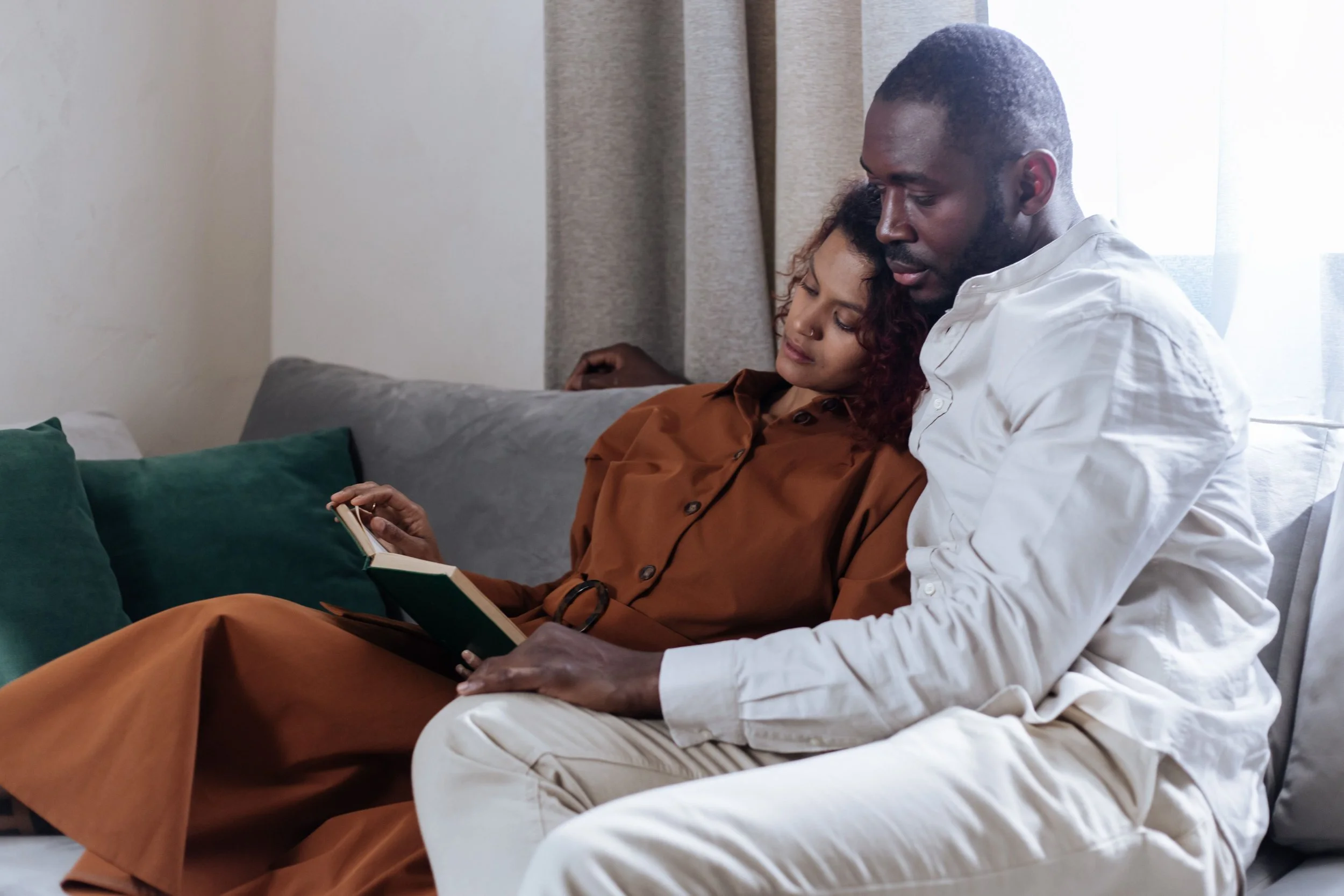 Best Postpartum Books for Couples (Recommended by a Couples Therapist)
