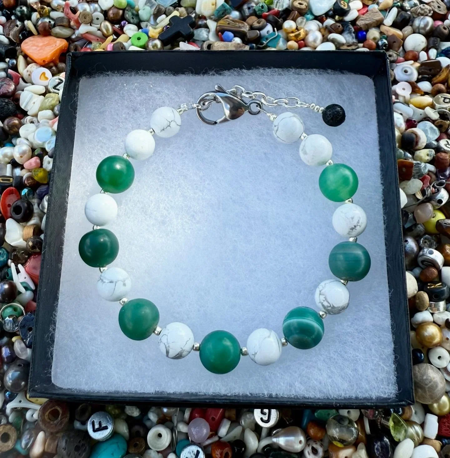 Banded Agate and Howlite 🤩 we’ve got lots of new designs coming out! It’s a beautiful day out here this morning @abitasprings.farmersmarket