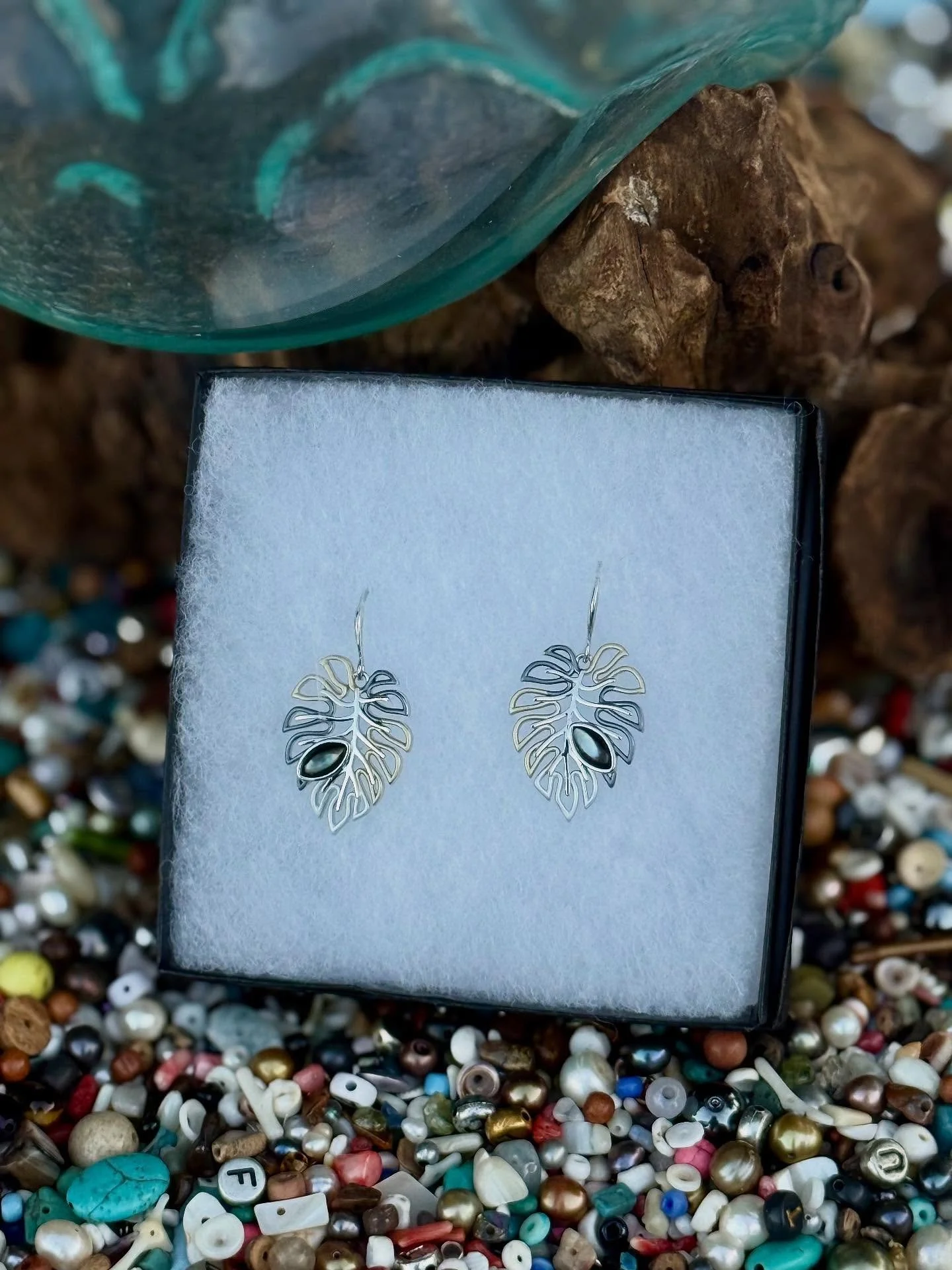 ✨ At the Mandeville Trailhead Market Today✨
These stunning tri-color monstera leaf earrings feature a delicate mother of pearl inlay that shimmers beautifully in the light 🌿💫

Perfect for anyone who loves tropical vibes with a touch of elegance!

?