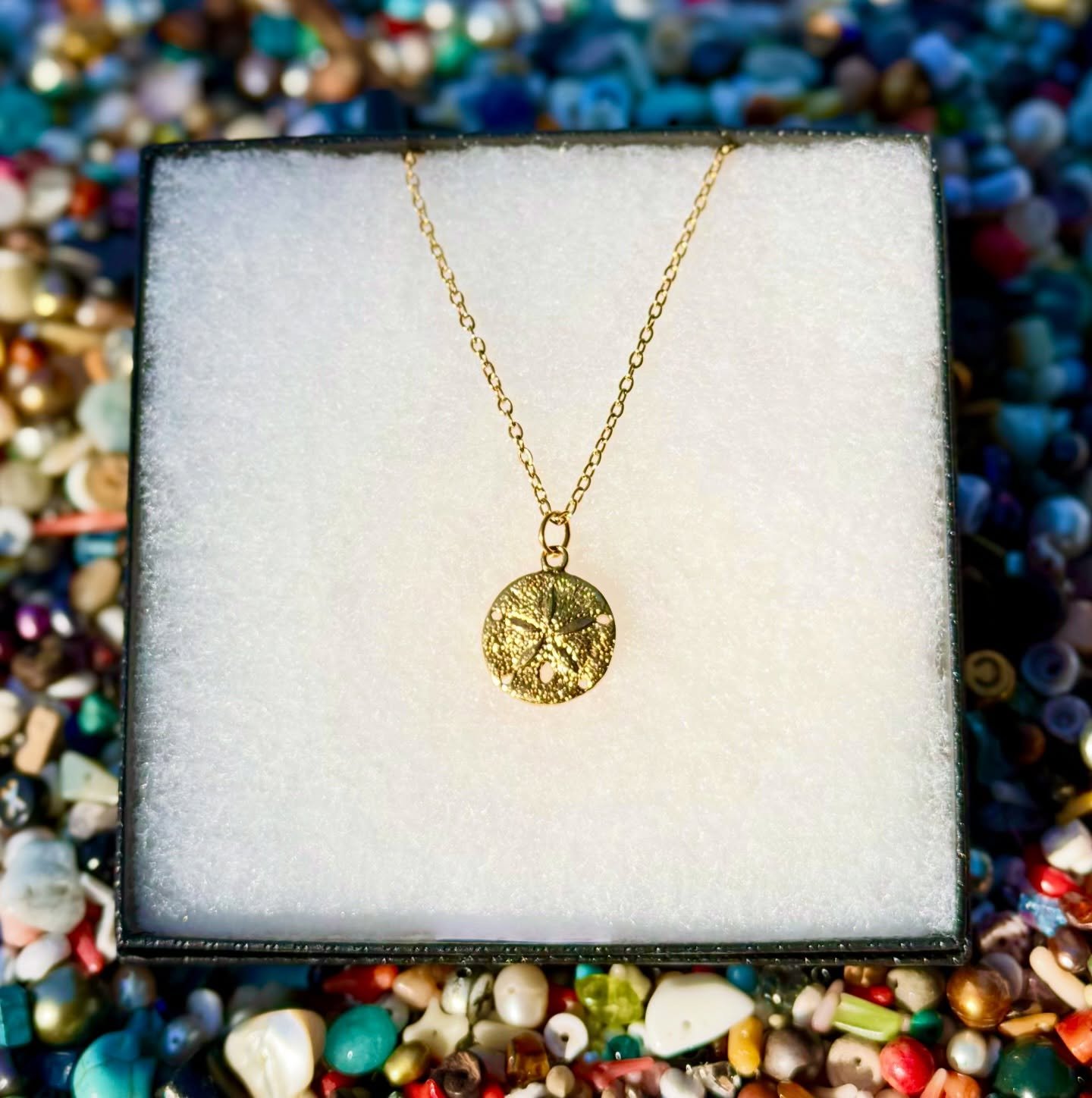 💛 Our New Sand Dollar necklace 💛

Sand dollars are said to represent peace, love, and new beginnings.

We are happy with how beautiful and special this one turned out and just in time so that it&rsquo;s perfect for Valentine&rsquo;s Day.

18k gold 