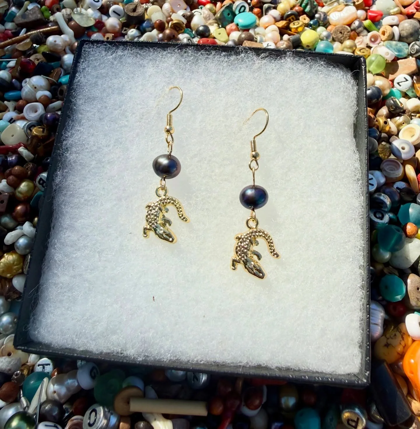 🌺 We put our own island twist on the black &amp; gold combination! Black peacock pearls with stainless steel gold alligators 🤩

#PearlLove #GoldAndBlack #SmallBusinessLove #ArtisanMade
#CoastalLiving SouthernRoots WearYourStory IslandInspired