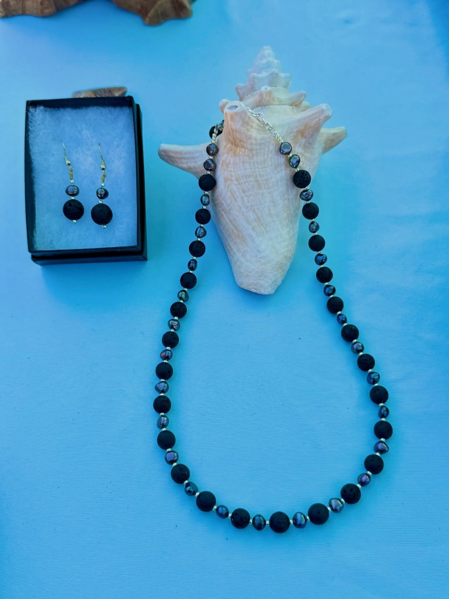 Our newest set 😍 Lava Rock and Peacock black pearls! We may even be be making a matching bracelet for this one too!! Stay tuned 🤩

Come see it in person this weekend! Saturday @mandevilletrailheadmarket and Sunday @abitasprings.farmersmarket 

#han