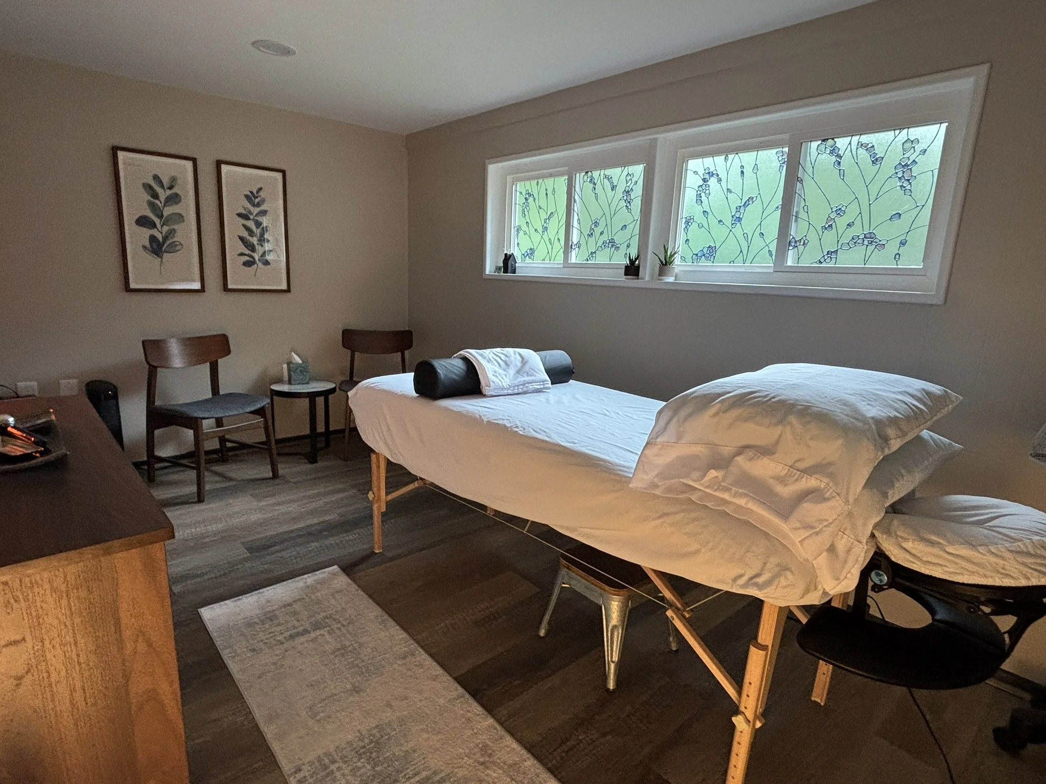 A photo of a comfortable and peaceful acupuncture treatment room