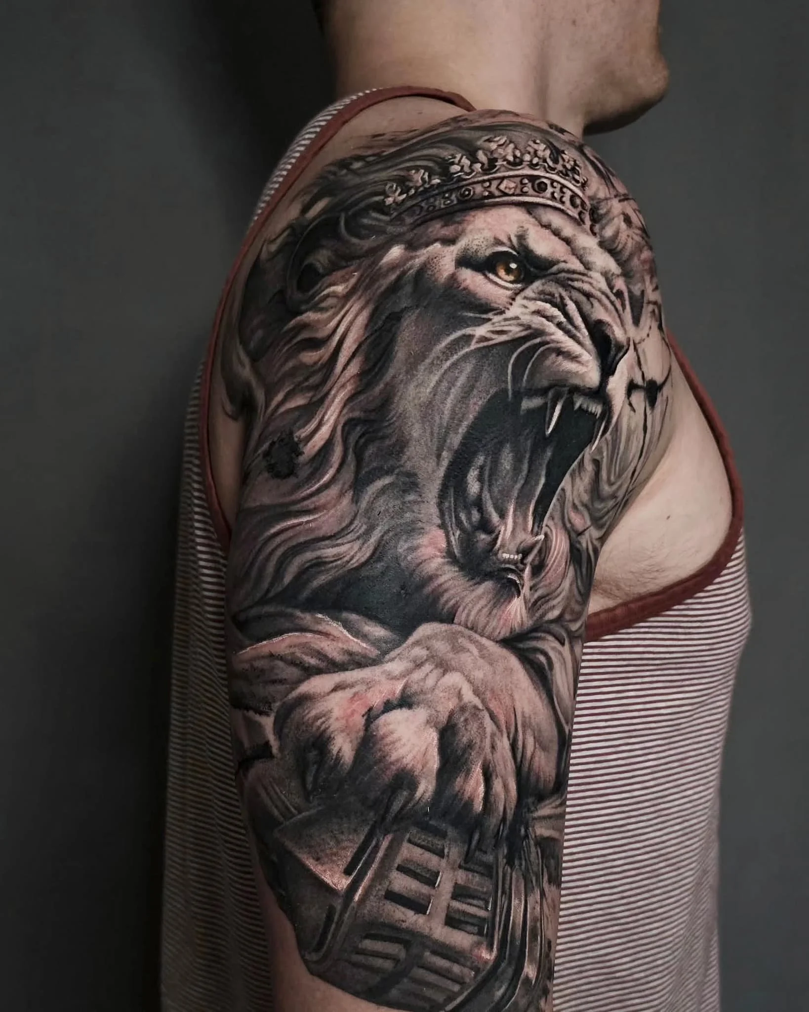 harris-artist-roaring-lion-crown-animal-realism-shoulder-tattoo.jpg