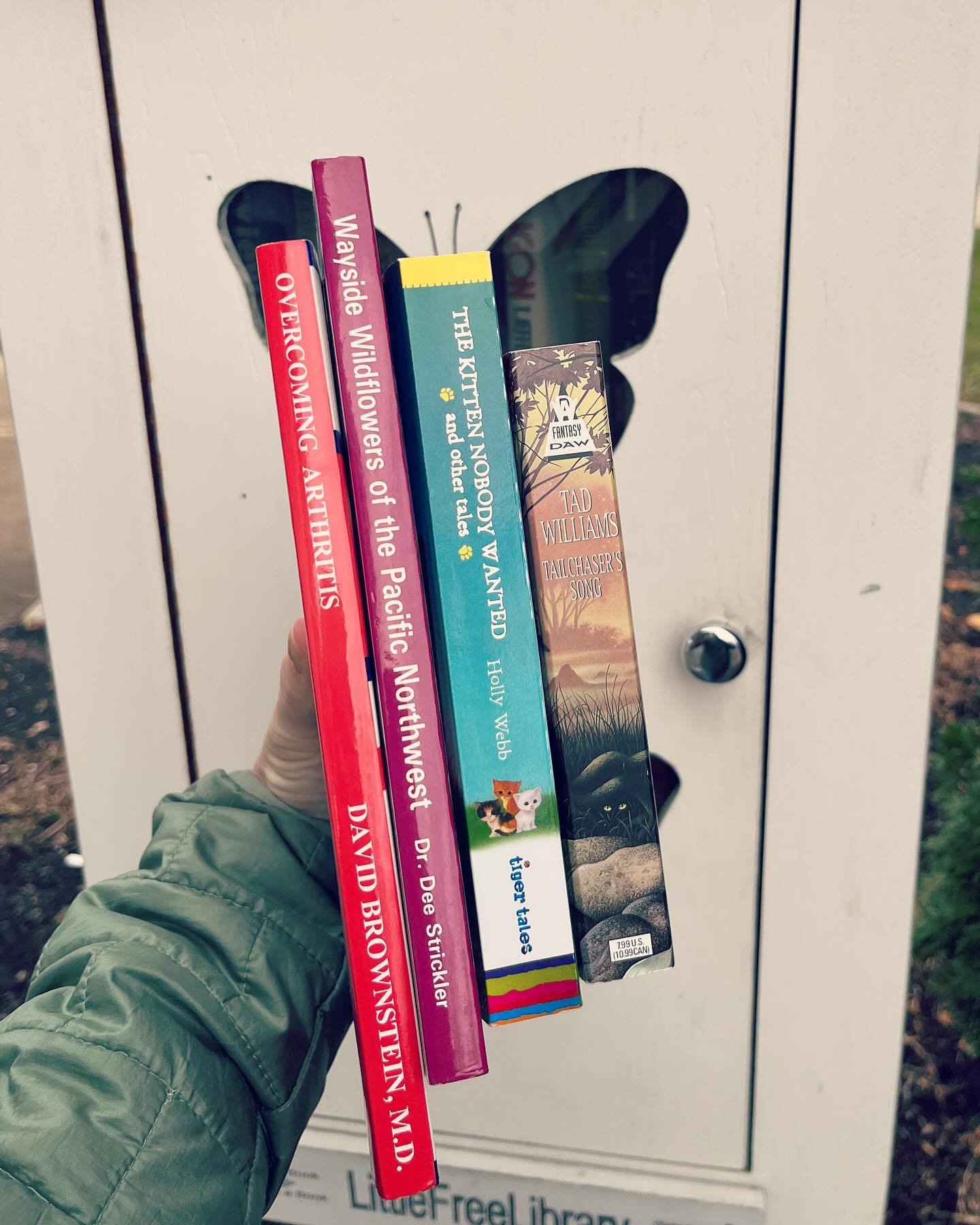4 books were placed in the Little Free Library at Gazebo Park: &quot;Overcoming Arthritis&quot; by David Brownstein, M.D., and &quot;Wayside Wildflowers of the Pacific Northwest&quot; by Dr. Dee Strickler were donated by Evelin Ledebuhr 🩷; &quot;The
