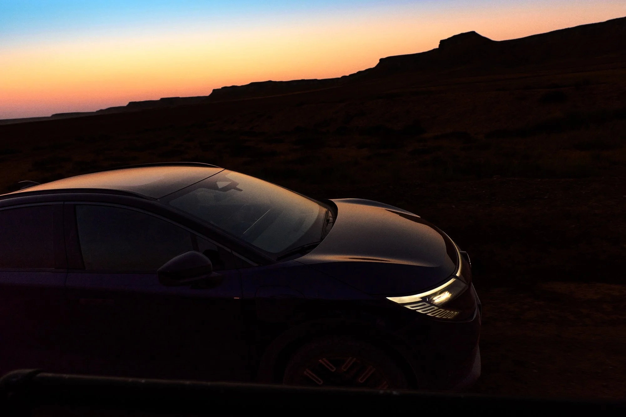 NISSAN-LEAF_02_MOVEMENT_01950_sRGB.jpg