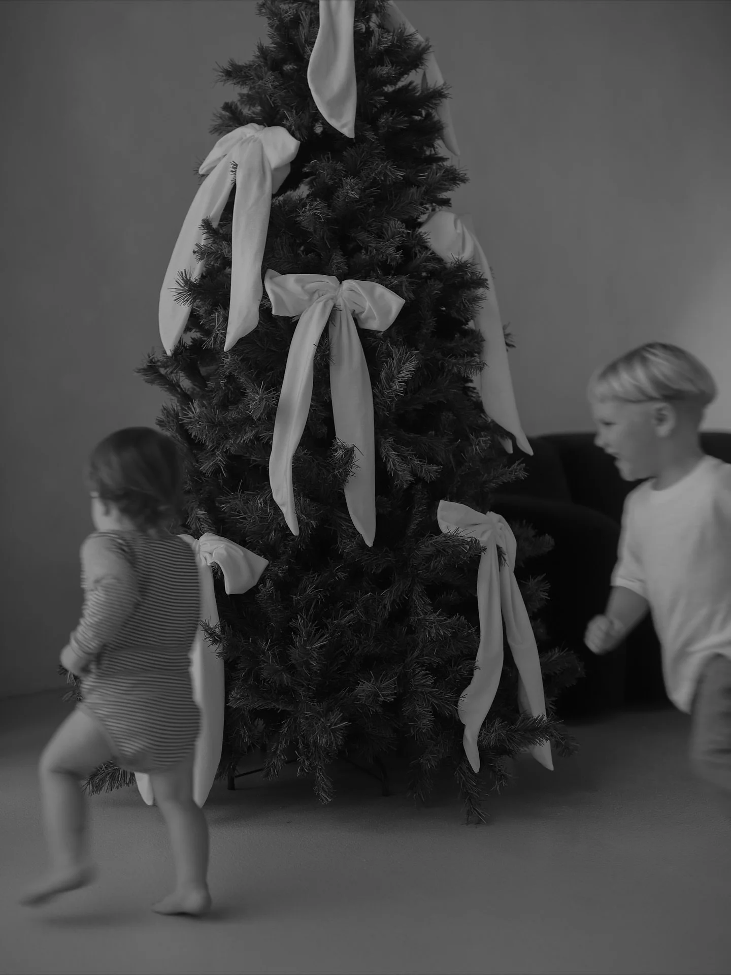 Christmas photos you&rsquo;ll actually want to frame, and keep out all year round. 
 The Holiday Edit brings calm, connection, and timeless style to your Christmas session, captured by Sophie King of Studio Rye.

A modern take on festive family photo