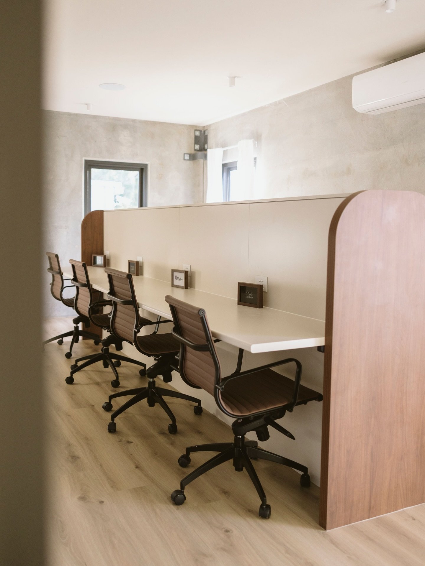 The office, captured by the incredible @sammikelseyphoto 

A little reflection from last week&hellip;29.01
We had a completely full house today 🥹 Seriously incredible to sit in an office surrounded by absolute powerhouse women. Bouncing ideas, shari