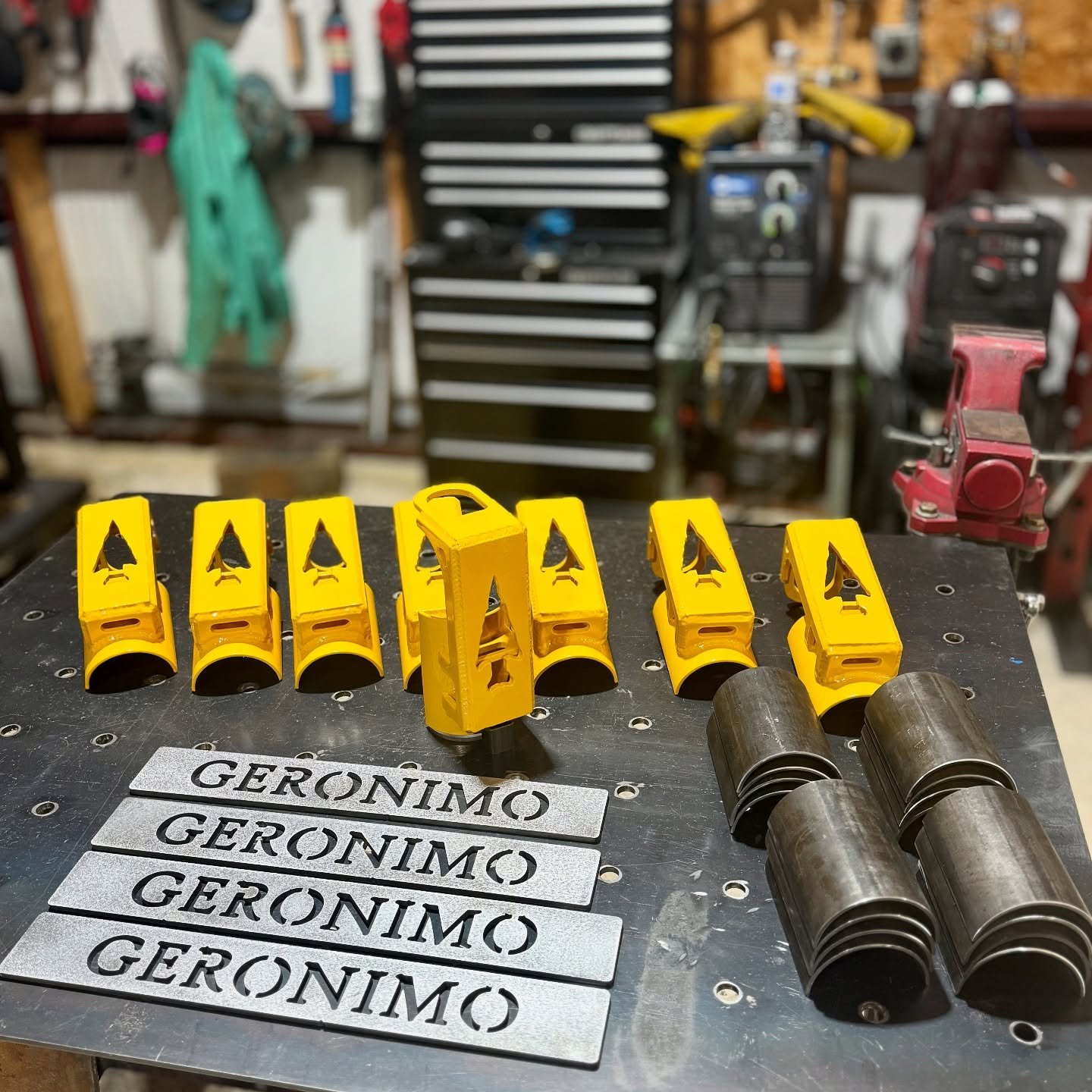 Fresh set of shock cap guards and a weld it shock guard kit for the Geronimo Monster Truck! 

#Fabrication #MonsterTruck #Parts #Motorsport #Fab #CNC #Custom #Welding #Local #757