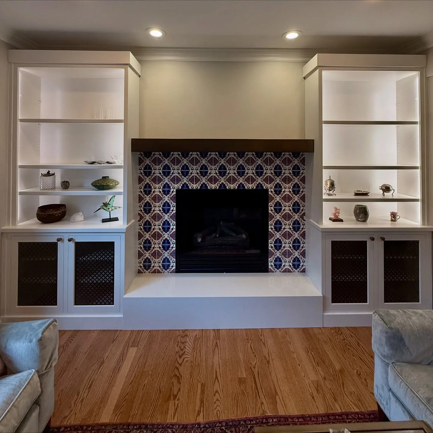Turning raw metal into custom solutions! 

Check out this interior make over we assisted in with a custom hammered metal mantle paired with one of a kind cabinet inserts. Matched with @prismaticpowders melted bronze ensuring consistency and a slick l