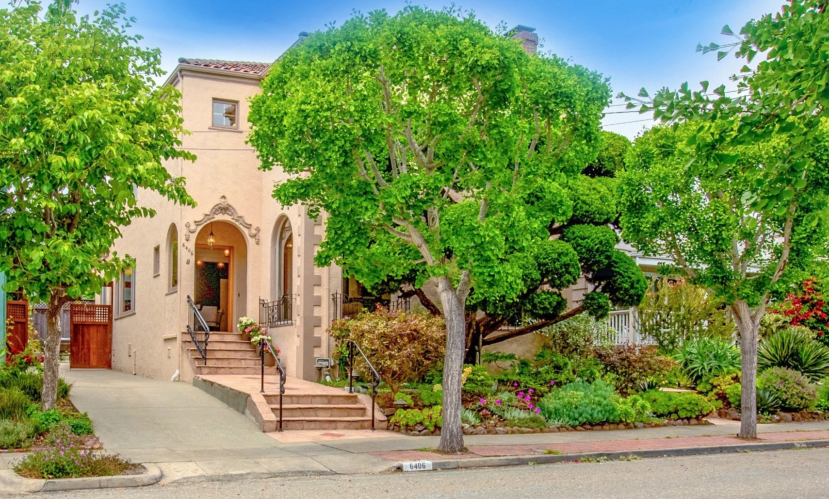 6406 Mystic Street UPDATE!

After just two weeks on the market, 6406 Mystic Street welcomed more than 120 visitors through open houses and over 20 private showings. The strong interest led to several competitive offers for this lovely Rockridge home.