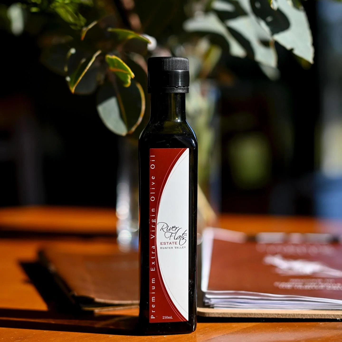 Every cabins booking receives a beautiful bottle of local oil oil from @riverflatsestate the perfect addition to your stay. 
.
.
.

#harkham #harkhamwonery #naturalwines #huntervalley #hunter #huntervalleywinecountry #pokolbin #italianrestaurant #ric