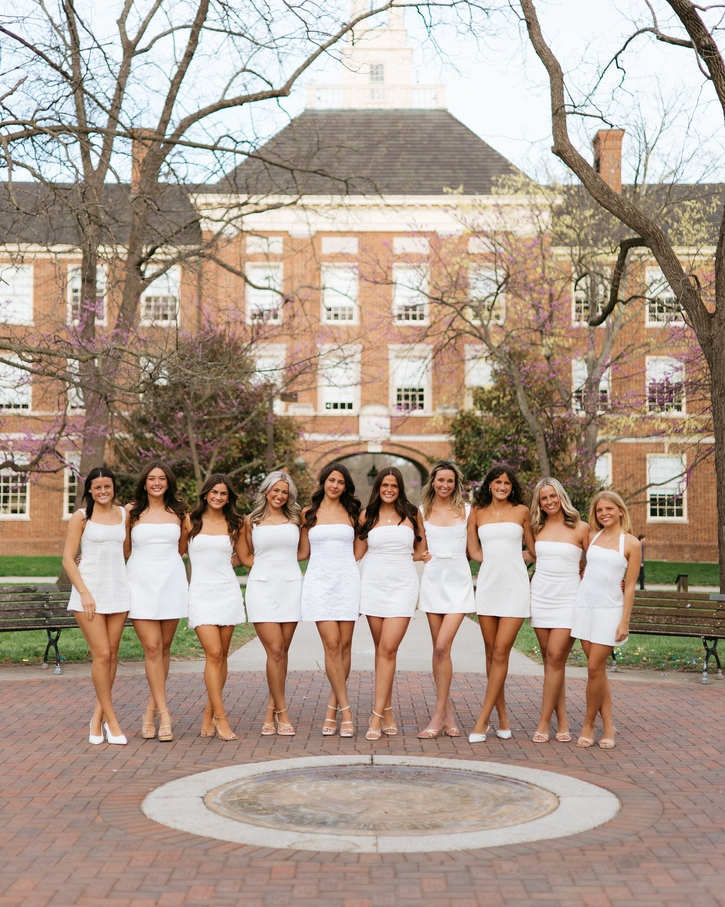 Uptown Girls! Adore these photos + these friends 🏠🫂

#photography #daytonphotographer #columbusphotographer #ohiophotographer #ohiophotography #ohioweddingphotographer #ohioseniorphotographer