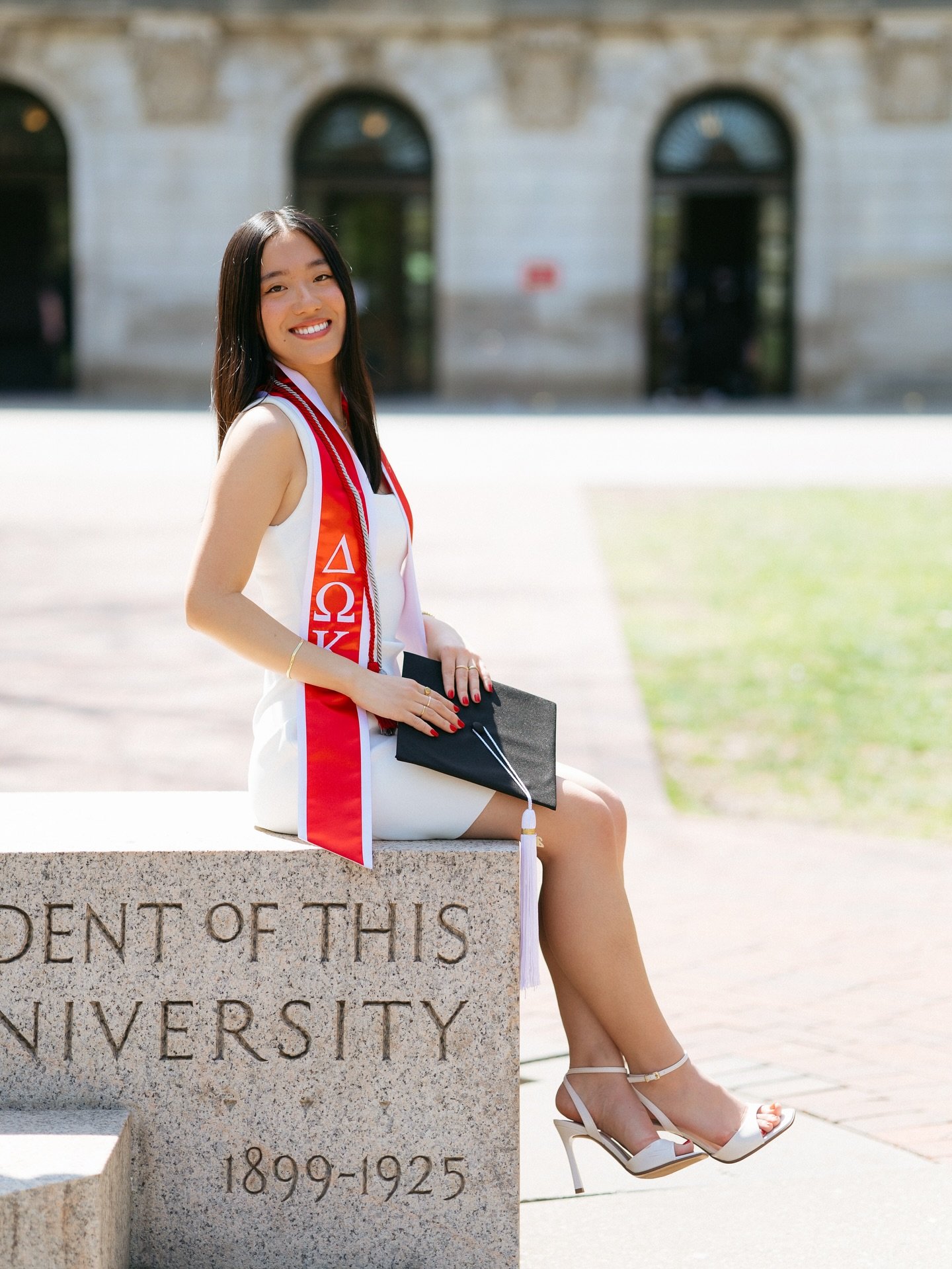 Sunny graduation photos for Ohio State grad Catherine 🎓❤️&zwj;🔥

Hiii! I&rsquo;m back from an Instagram hiatus after a crazy busy (but fun) month! So many big things happened&hellip; my big sister got married (!!!!) + I went on a trip to 3 countrie