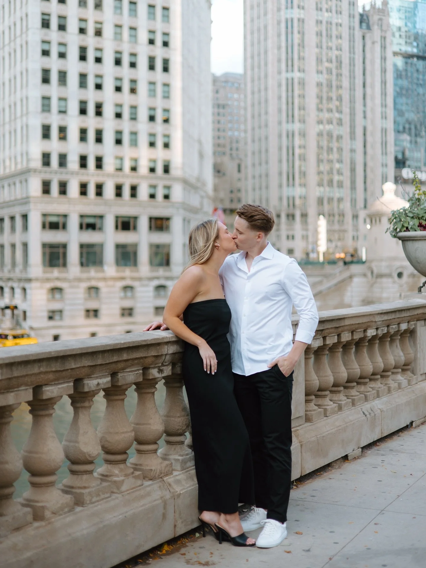 From a perfect afternoon downtown with Meg + Drew 🕊️

#ChicagoPhotographer #ChicagoPhotography #ChicagoEngagementPhotographer #ChicagoGradPhotographer