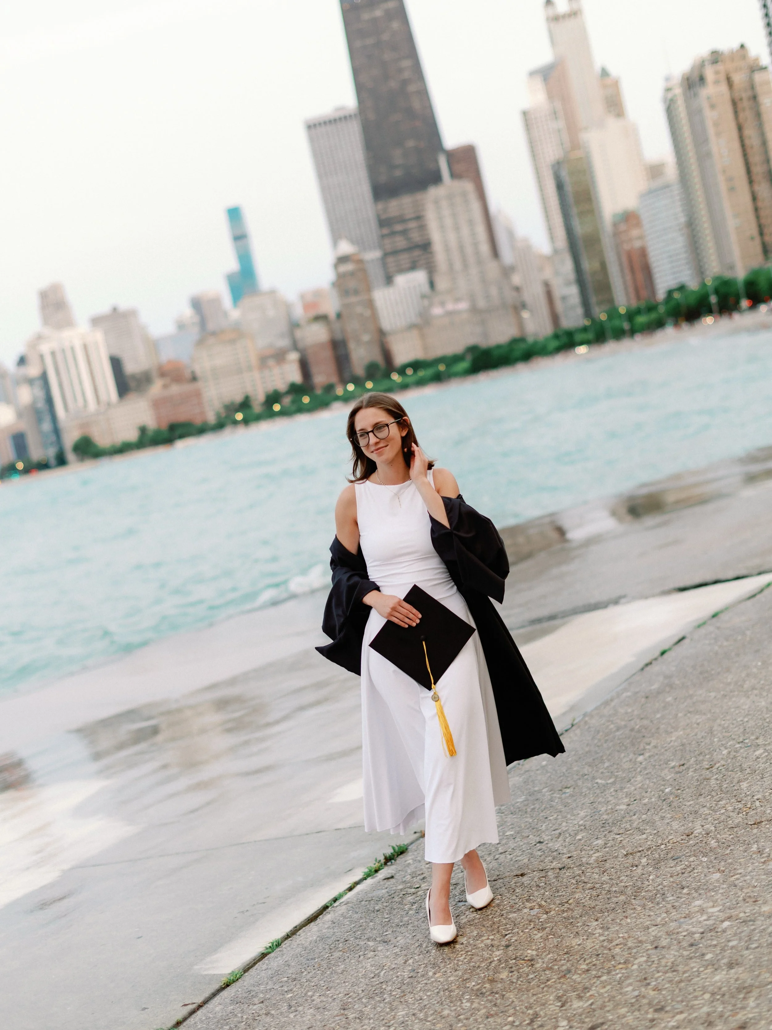 Here&rsquo;s to my friend Olivia + becoming a registered dietitian! I am so proud of her and am so grateful to have gotten to celebrate this time in her life with these photos ⭐️ Thank you Chicago for bringing me this sweet friend. 

#ChicagoPhotogra