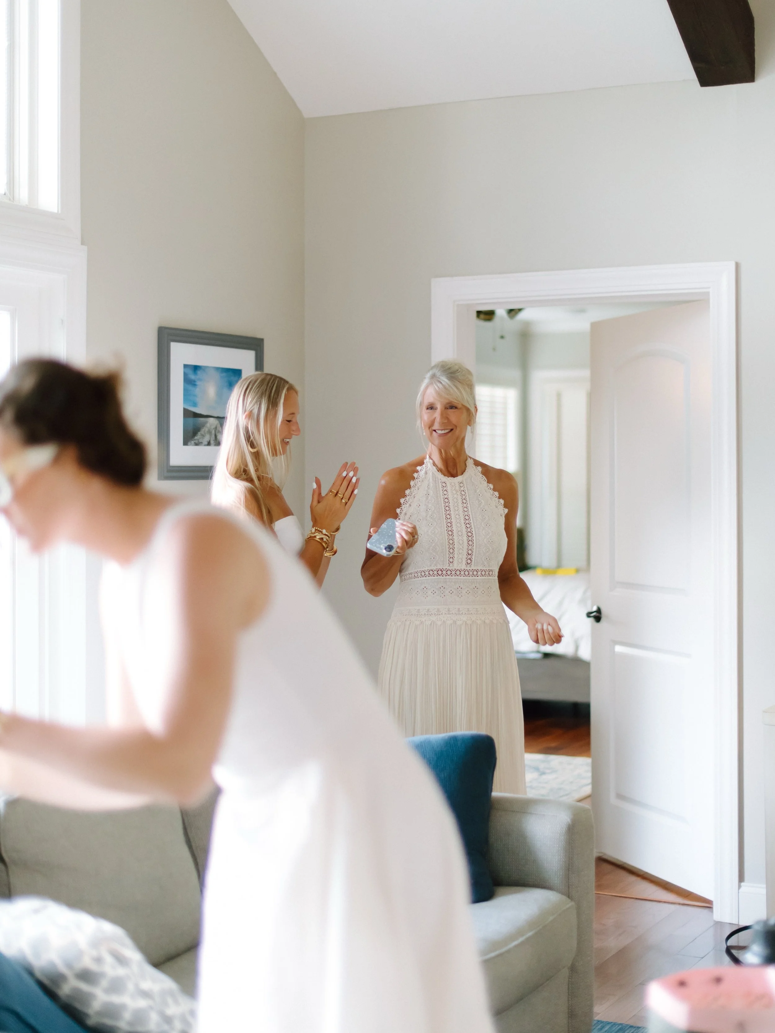 Before the aisle 🤍

#ChicagoPhotographer #OhioPhotographer  #ChicagoEngagementPhotographer #ChicagoGradPhotographer
