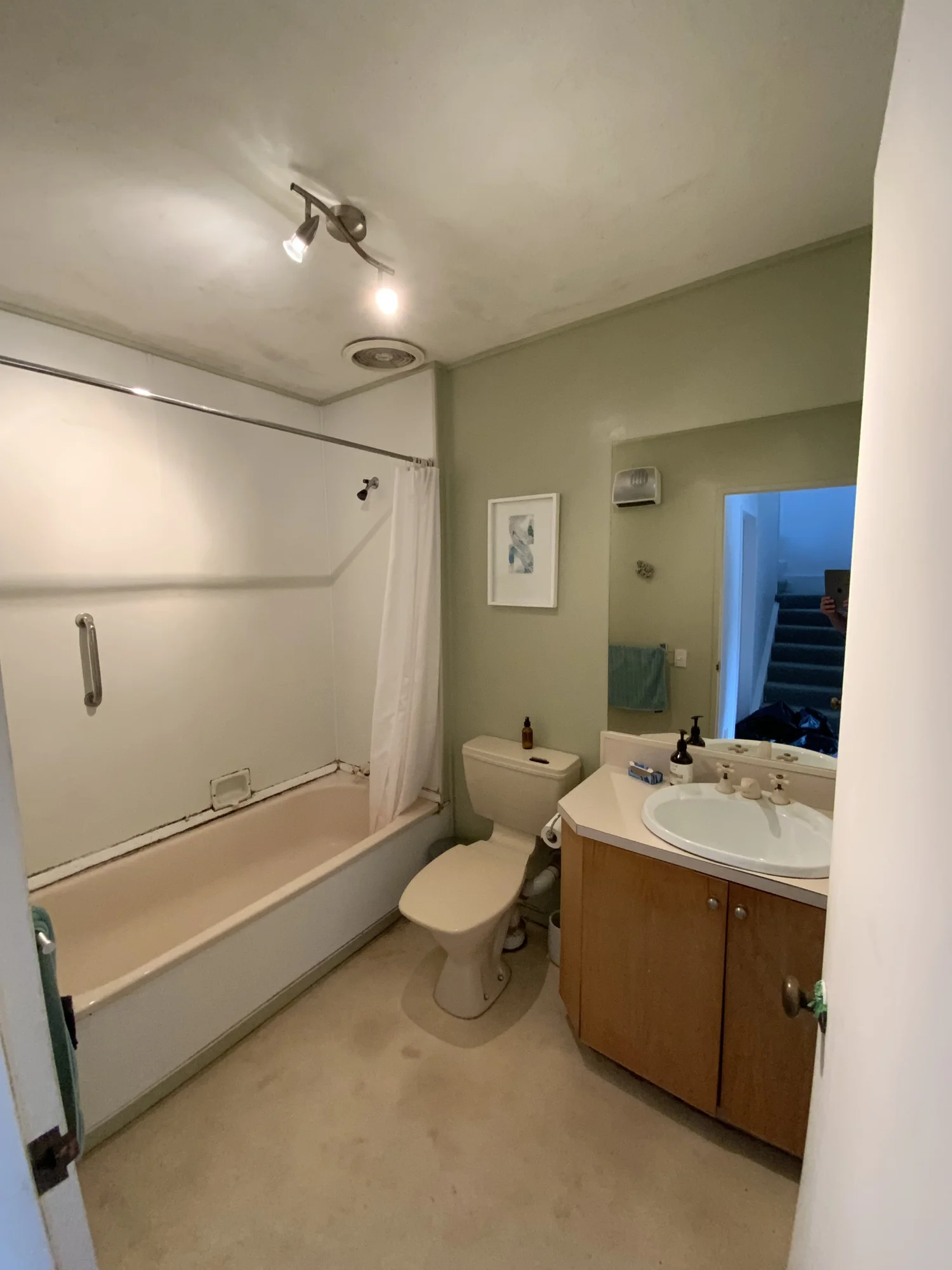 Bathroom before renovation Mount Victoria