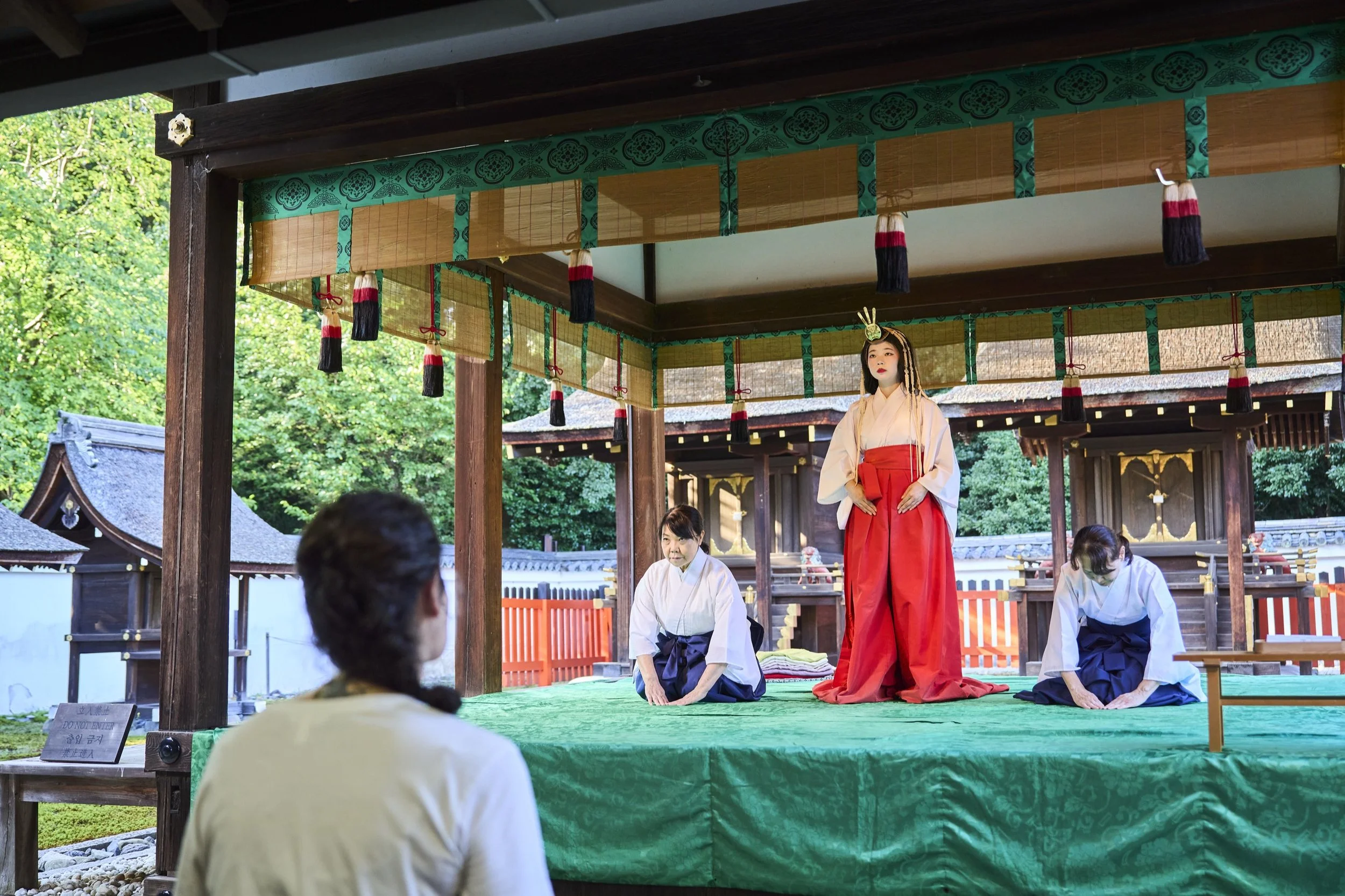 9-KYOTO_Jūnihitoe_ShimogamoJinja_2560px_058.jpg
