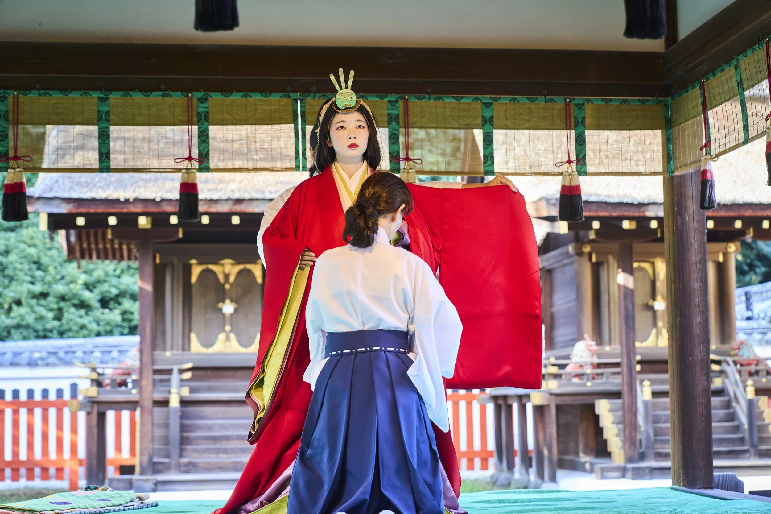 12-KYOTO_Jūnihitoe_ShimogamoJinja_2560px_072.jpg