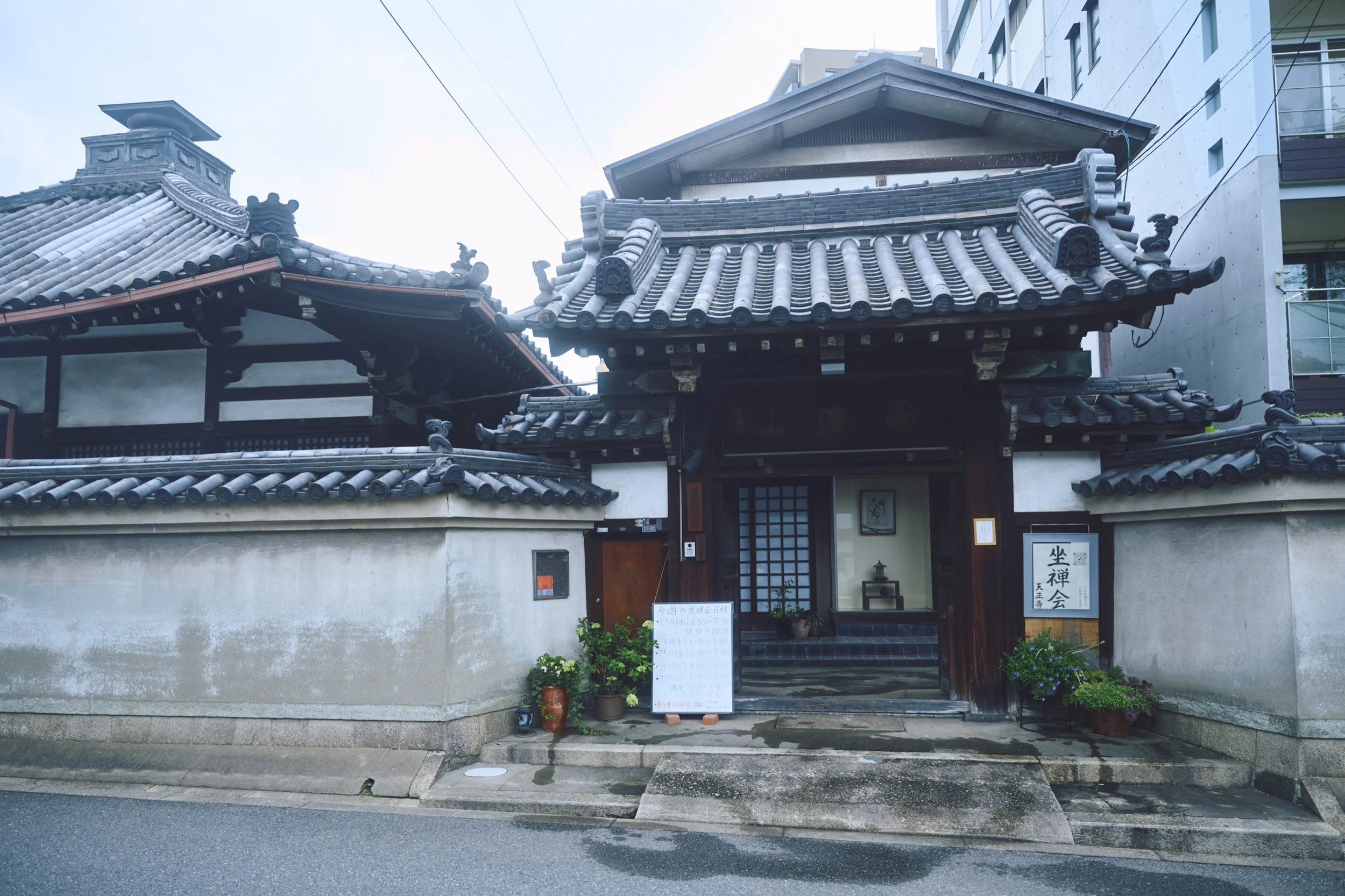 1-OSAKA_Zazen_Tenshōji_2560px_002.jpg