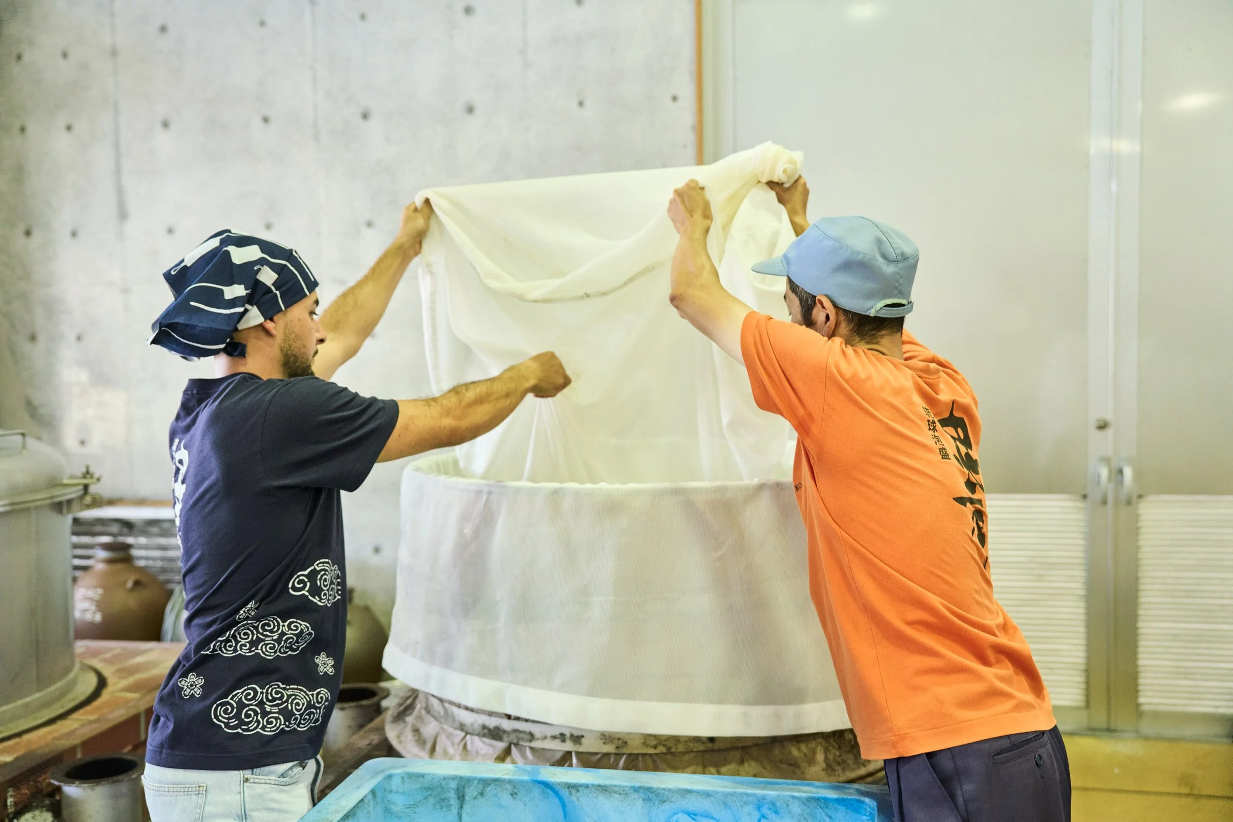 42-OKINAWA_AwamoriMaking_Chūkō_2560px_283.jpg