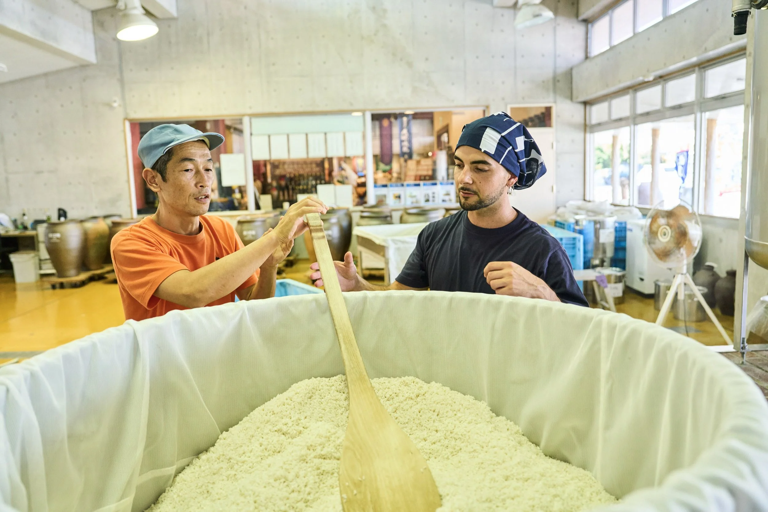 43-OKINAWA_AwamoriMaking_Chūkō_2560px_285.jpg