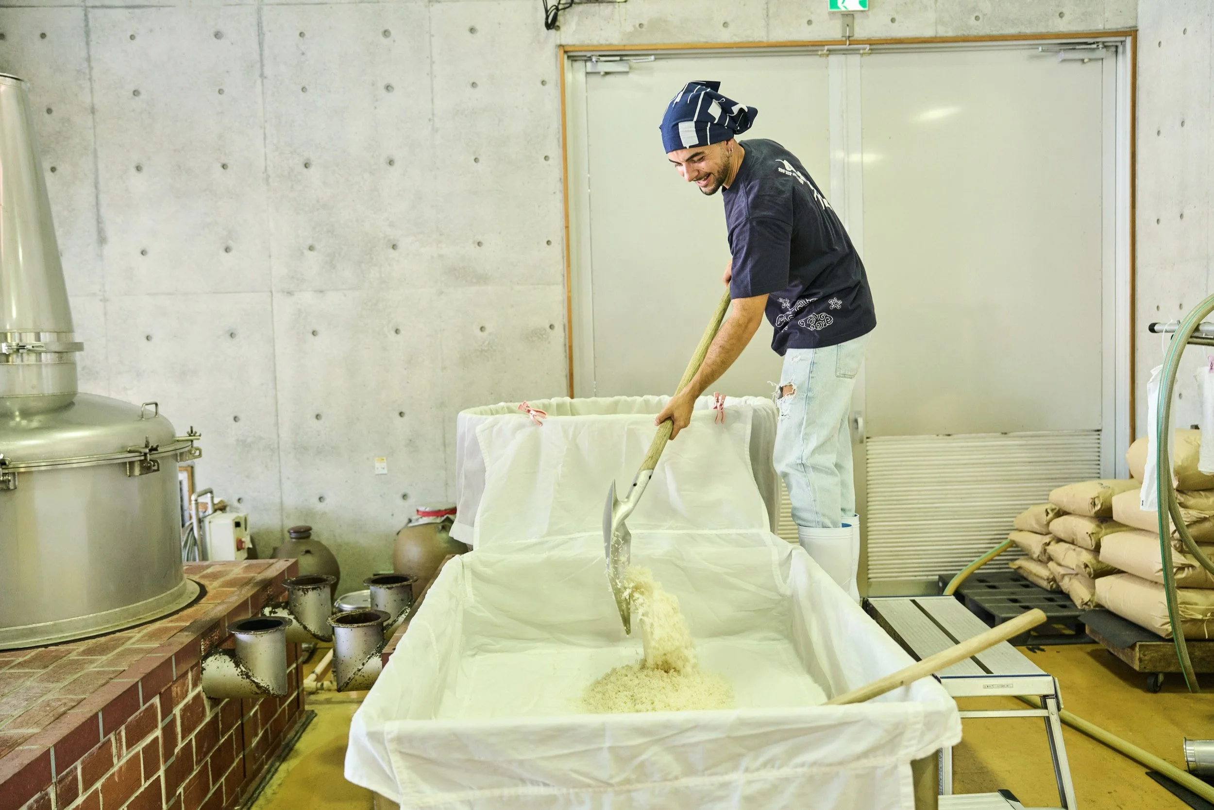 52-OKINAWA_AwamoriMaking_Chūkō_2560px_379.jpg