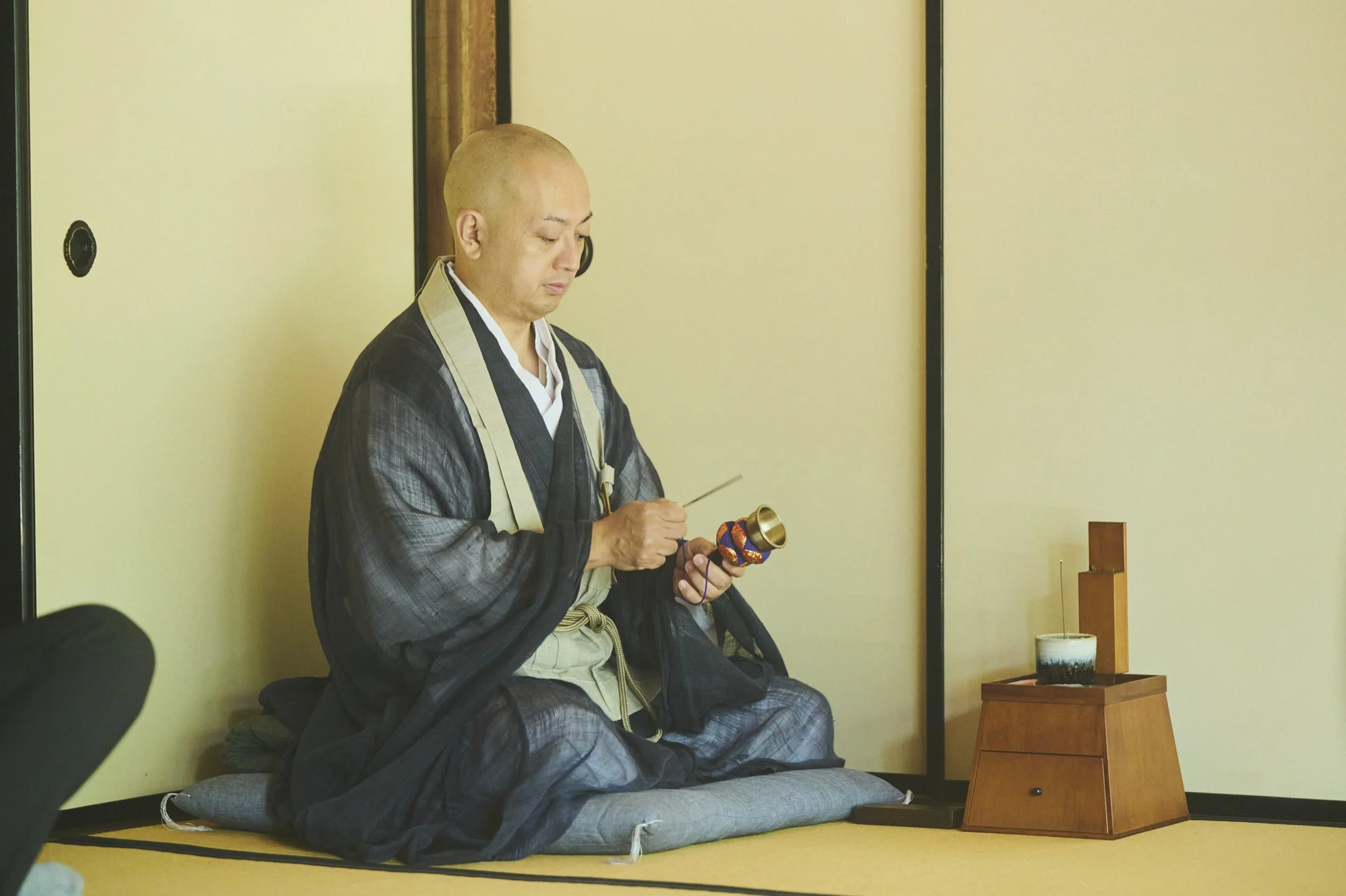 15-TOKYO_Zazen&TeaCeremony_Shōunji_2560px_134.jpg