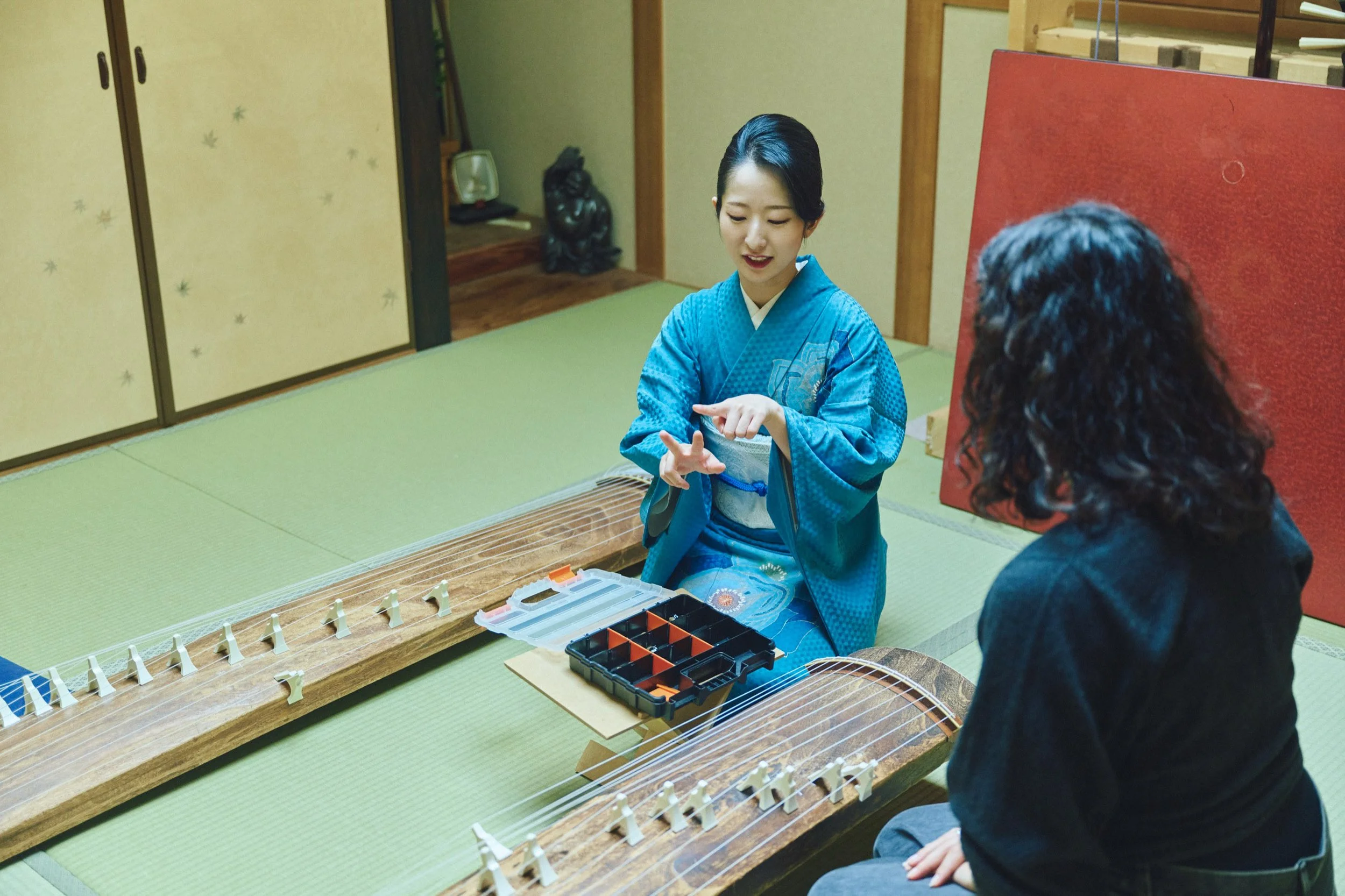 3-OSAKA_KotoZitherLesson_KikutakeShōko_2560px_014.jpg