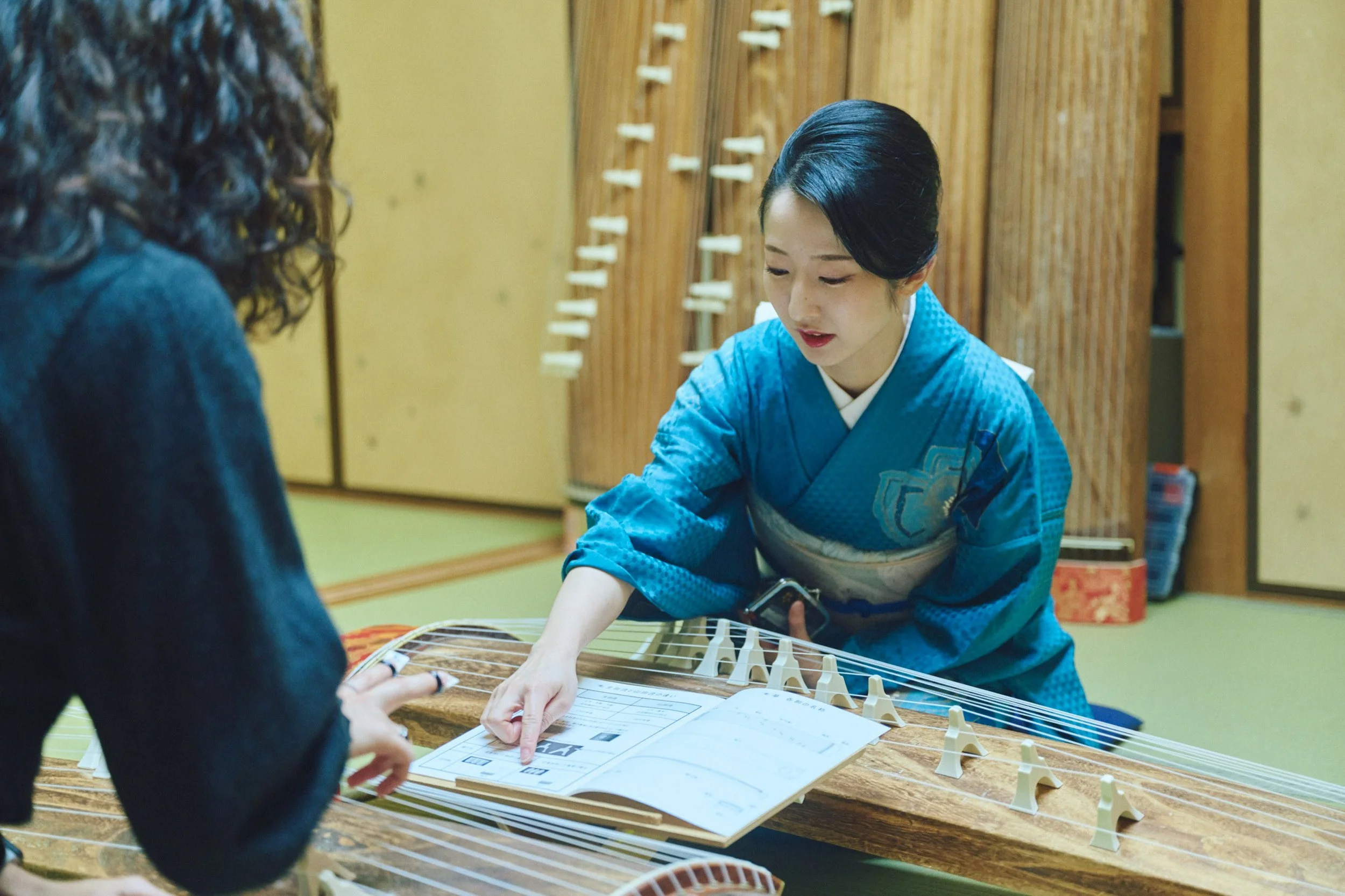 6-OSAKA_KotoZitherLesson_KikutakeShōko_2560px_025.jpg